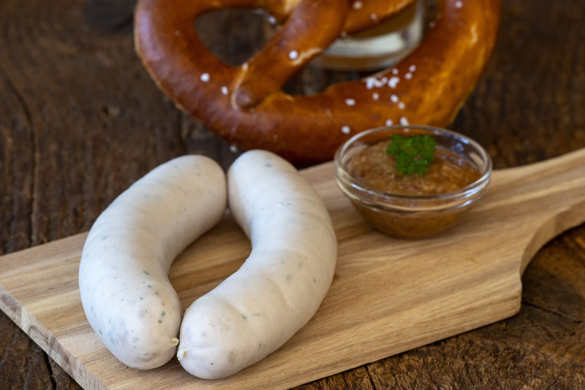 Bayerische Weißwurst mit Senf (Symbolbild): Nach zwölf Jahren musste das Gasthaus Siebenbrunn am Tierpark schließen.