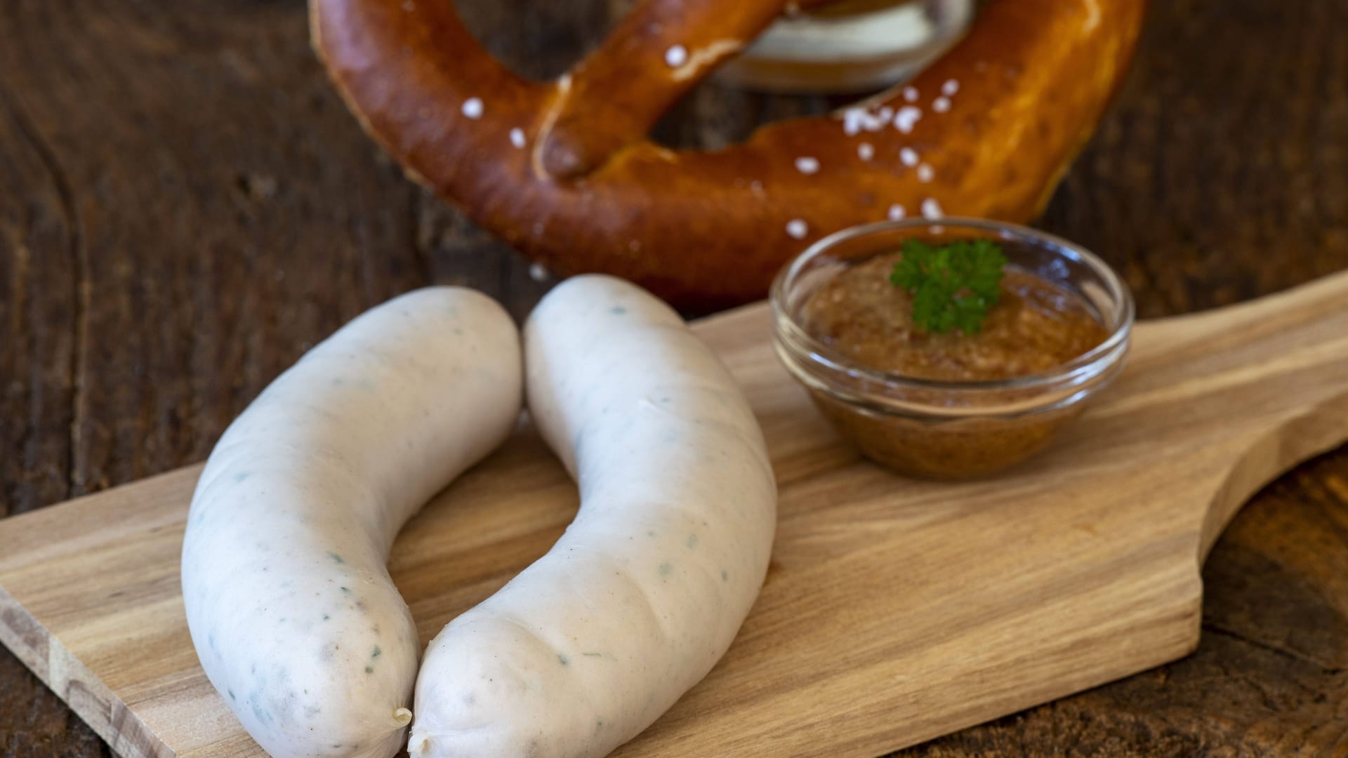 Bayerische Weißwurst mit Senf (Symbolbild): Nach zwölf Jahren musste das Gasthaus Siebenbrunn am Tierpark schließen.