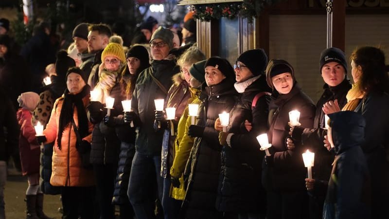 Menschenkette zum Gedenken an die Opfer und Betroffenen des Anschlags auf dem Magdeburger Weihnachtsmarkt: Fünf Menschen waren bei dem Attentat ums Leben gekommen.