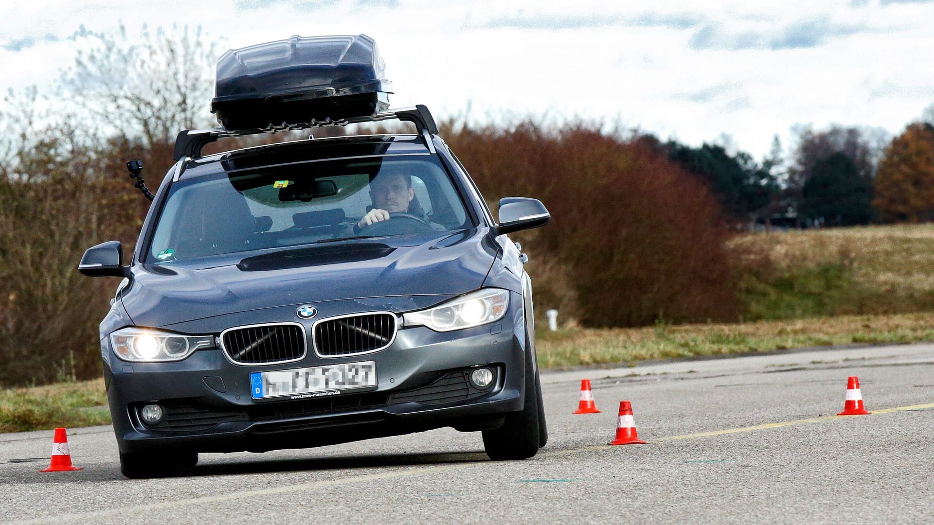 Harter Test: Eine gute Dachbox bleibt auch bei extremen Ausweichmanövern sicher auf dem Dach.