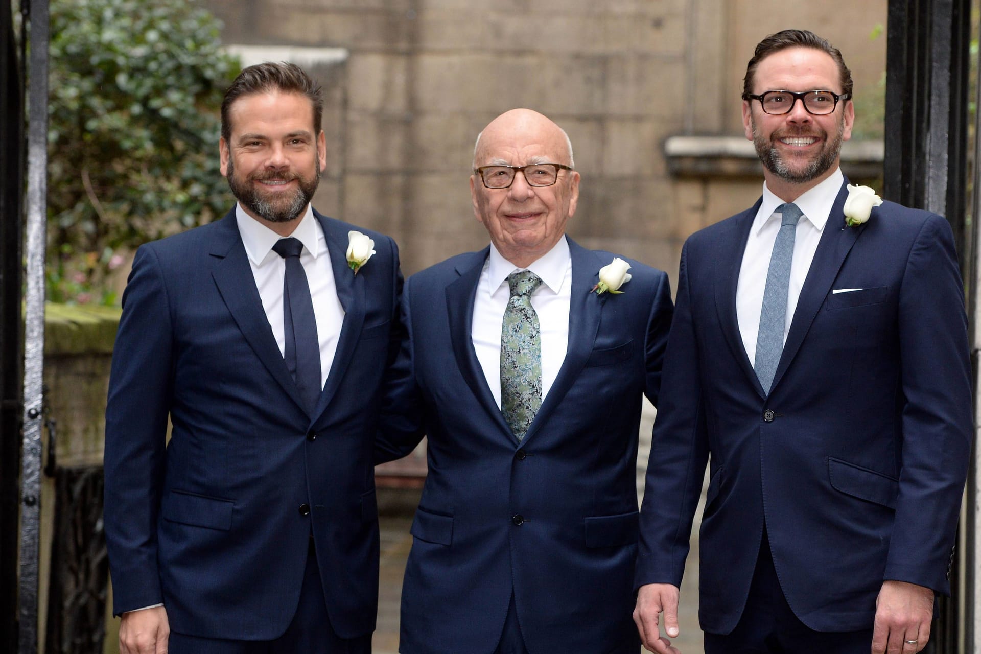 Rupert Murdoch mit seinen beiden Söhnen, Lachlan (links) und James (rechts) (Archivbild): Rupert Murdoch möchte, dass sein Sohn Lachlan die Geschicke seines Imperiums nach seinem Tod lenkt.