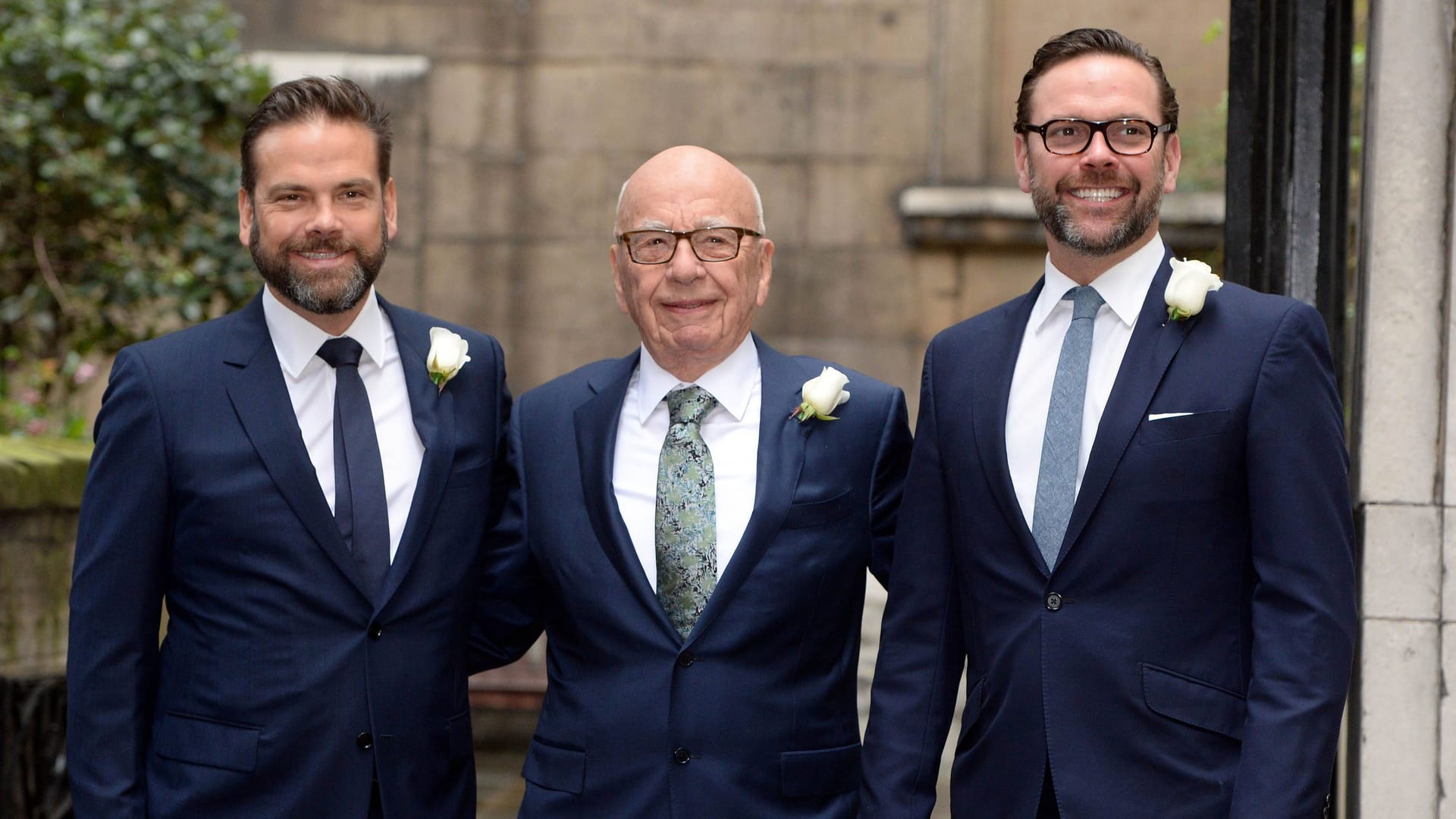 Rupert Murdoch mit seinen beiden Söhnen, Lachlan (links) und James (rechts) (Archivbild): Rupert Murdoch möchte, dass sein Sohn Lachlan die Geschicke seines Imperiums nach seinem Tod lenkt.