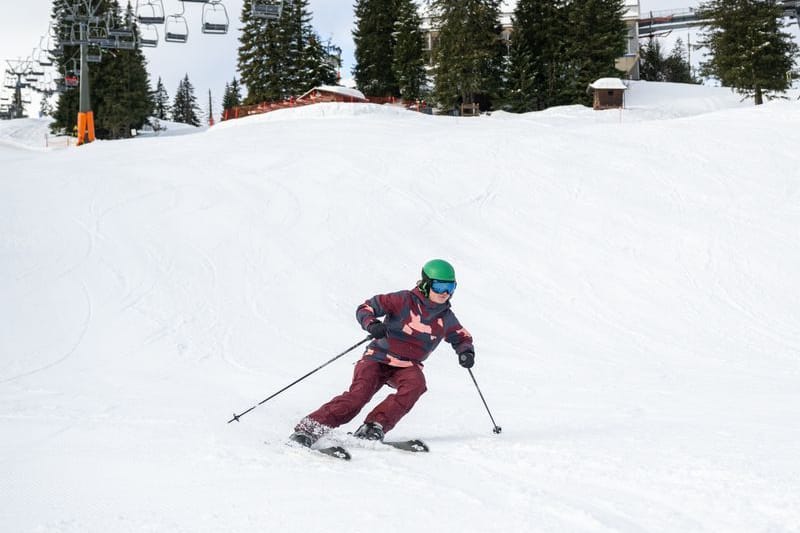 Deutsche Skigebiete wie der Feldberg bieten günstige Nebenkosten und hervorragende Pisten.