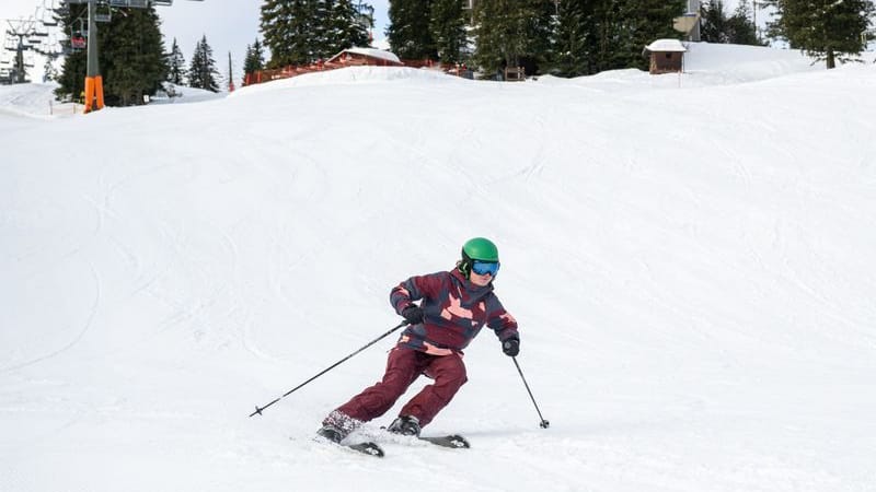 Deutsche Skigebiete wie der Feldberg bieten günstige Nebenkosten und hervorragende Pisten.