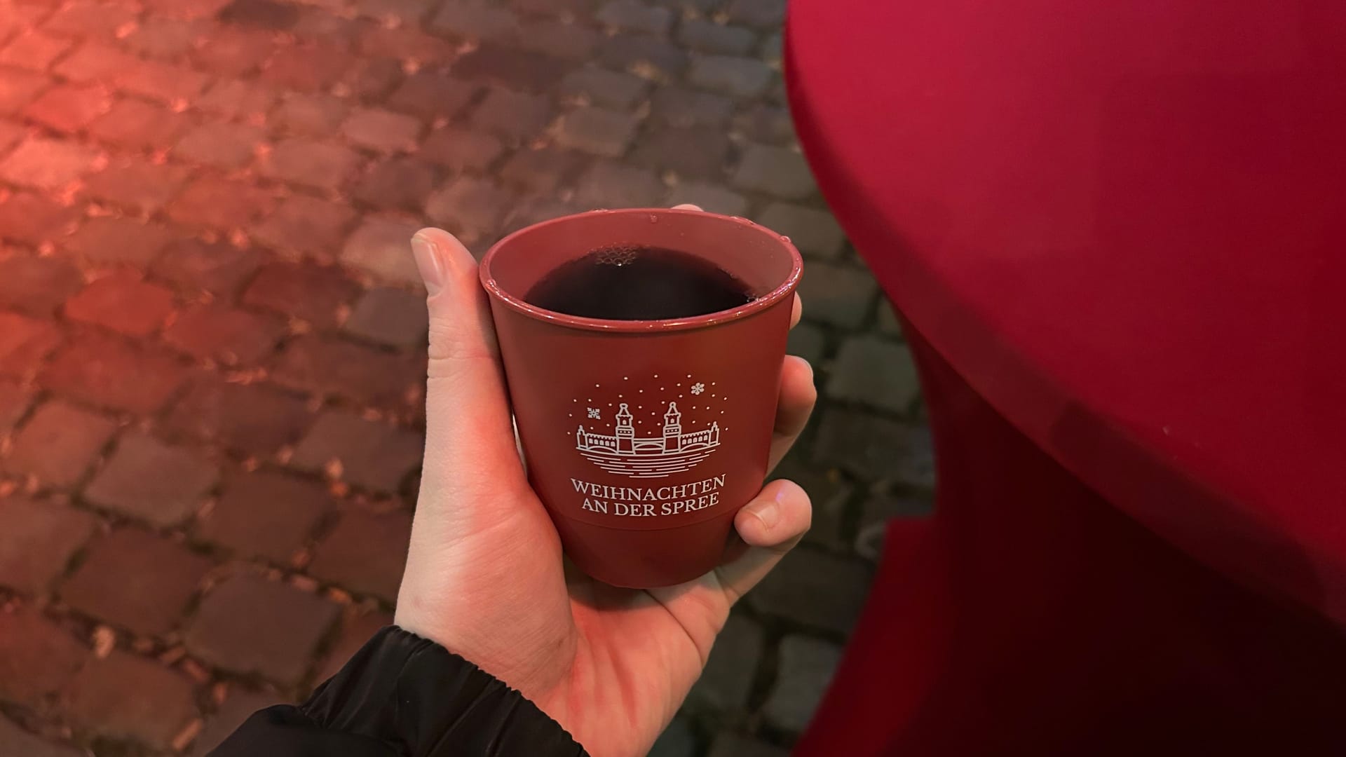 Ein Glühwein auf dem Markt "Weihnachten an der Spree": Zum Bestellen braucht man nur eine Pfandmarke, die es am Eingang gibt.