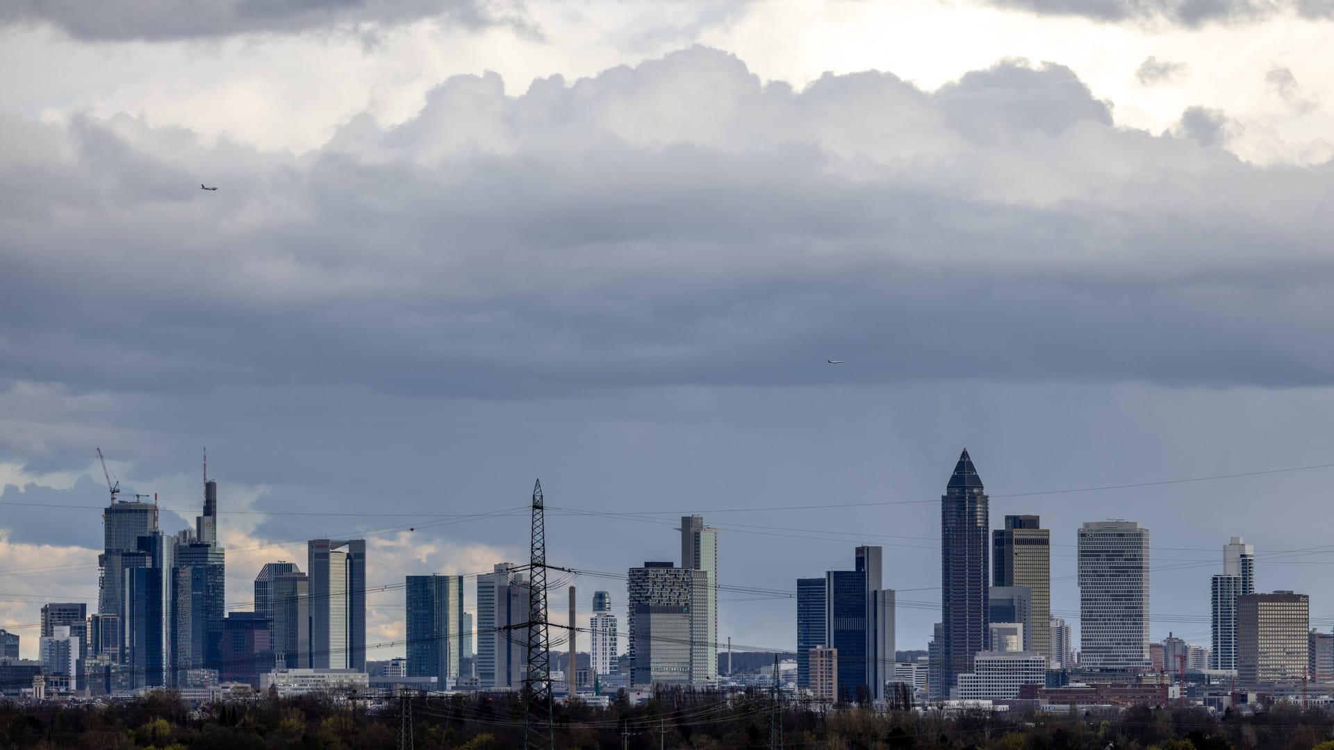 Dunkle Wolken ziehen über die Skyline von Frankfurt (Archivbild): Die Sonne zeigt sich nur vereinzelt.