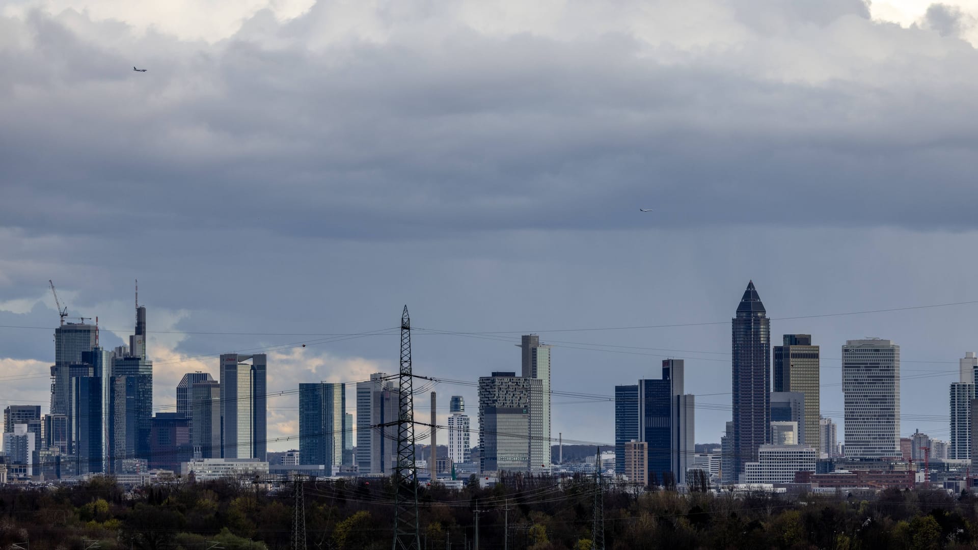 Dunkle Wolken ziehen über die Skyline von Frankfurt (Archivbild): Die Sonne zeigt sich nur vereinzelt.