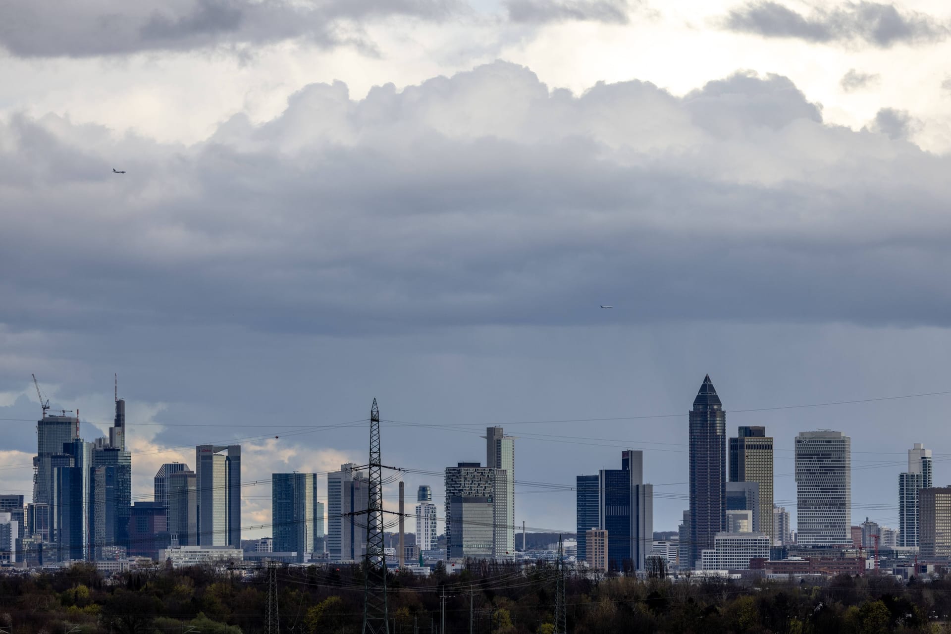 Dunkle Wolken ziehen über die Skyline von Frankfurt (Archivbild): Die Sonne zeigt sich nur vereinzelt.