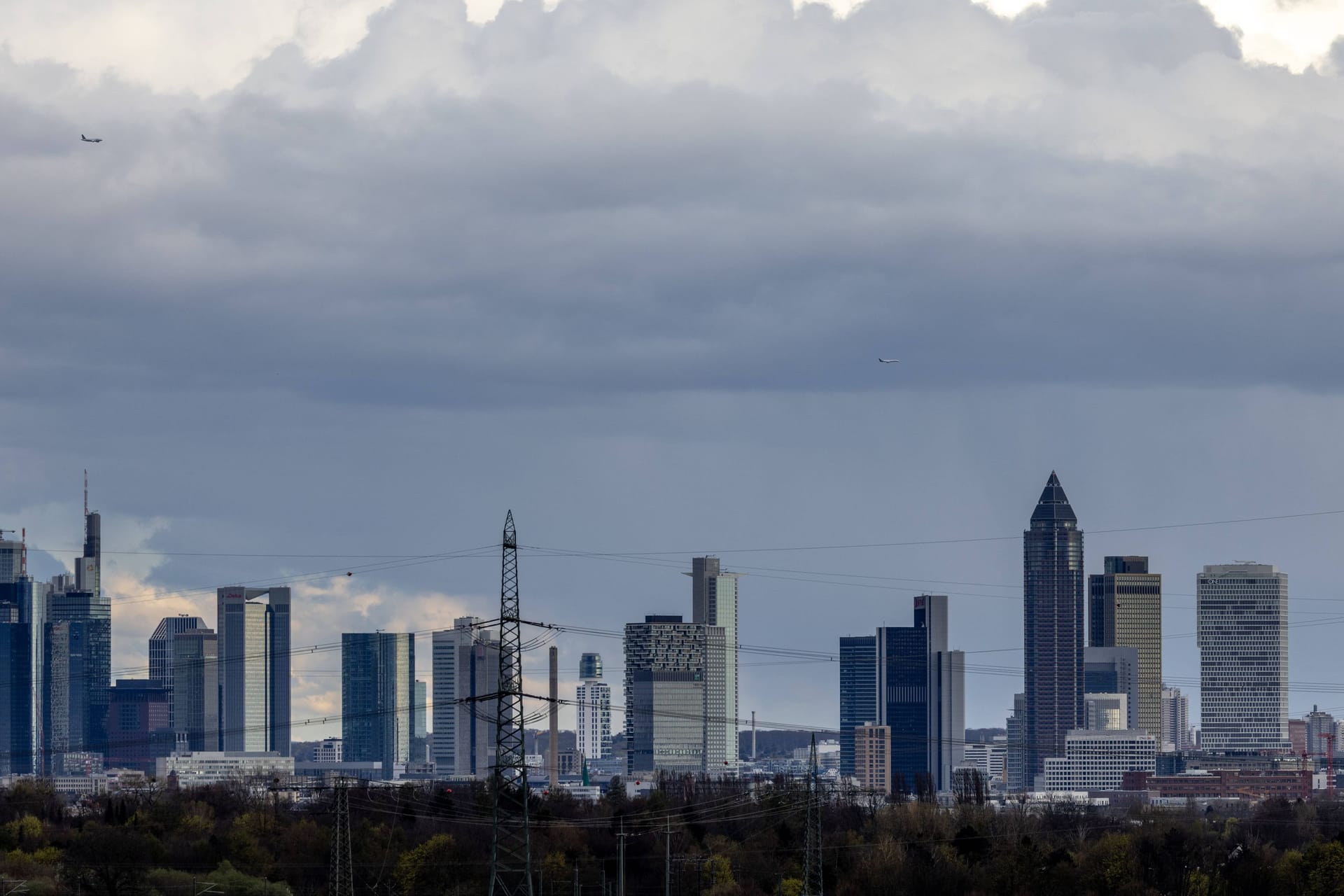 Dunkle Wolken ziehen über die Skyline von Frankfurt (Archivbild): Die Sonne zeigt sich nur vereinzelt.