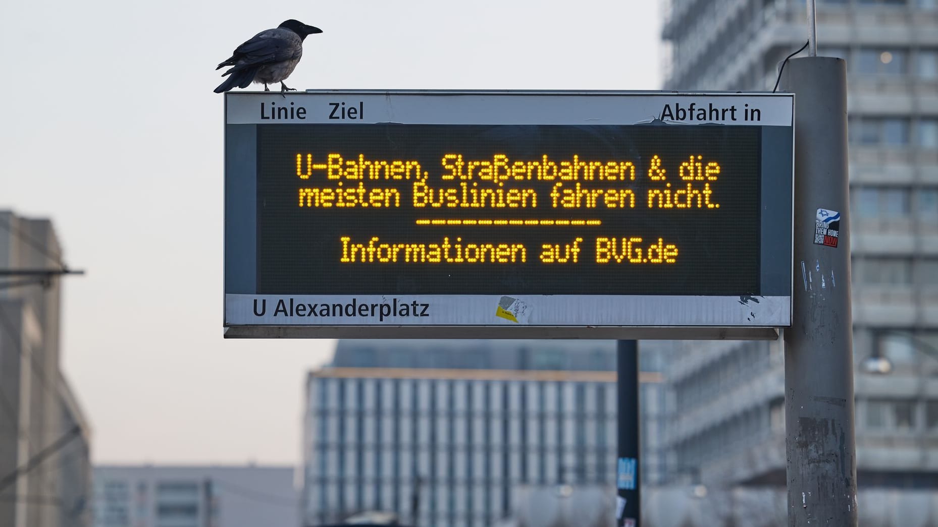 Am Alexanderplatz wird auf einen Warnstreik hingewiesen (Archivbild): 2025 drohen bei der BVG neue Arbeitskämpfe.