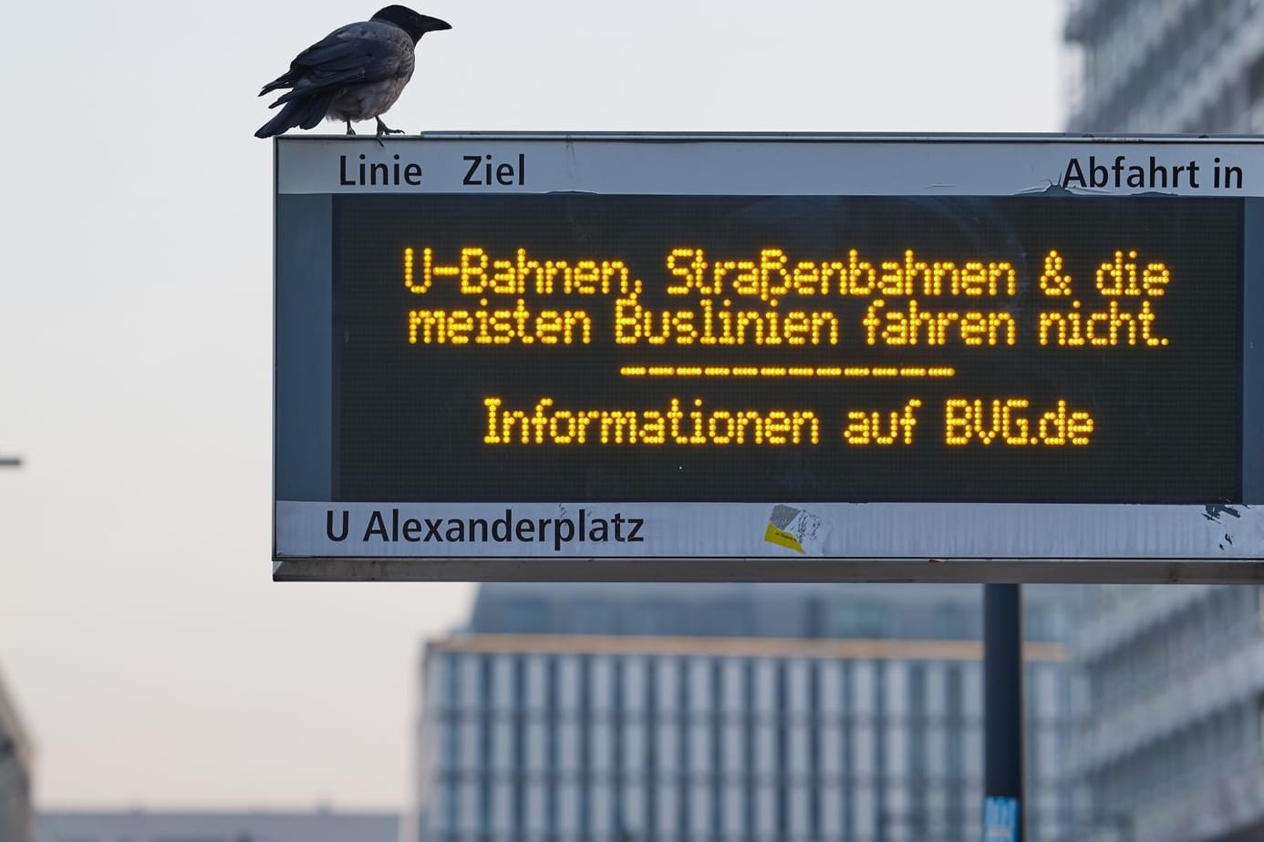 Am Alexanderplatz wird auf einen Warnstreik hingewiesen (Archivbild): 2025 drohen bei der BVG neue Arbeitskämpfe.