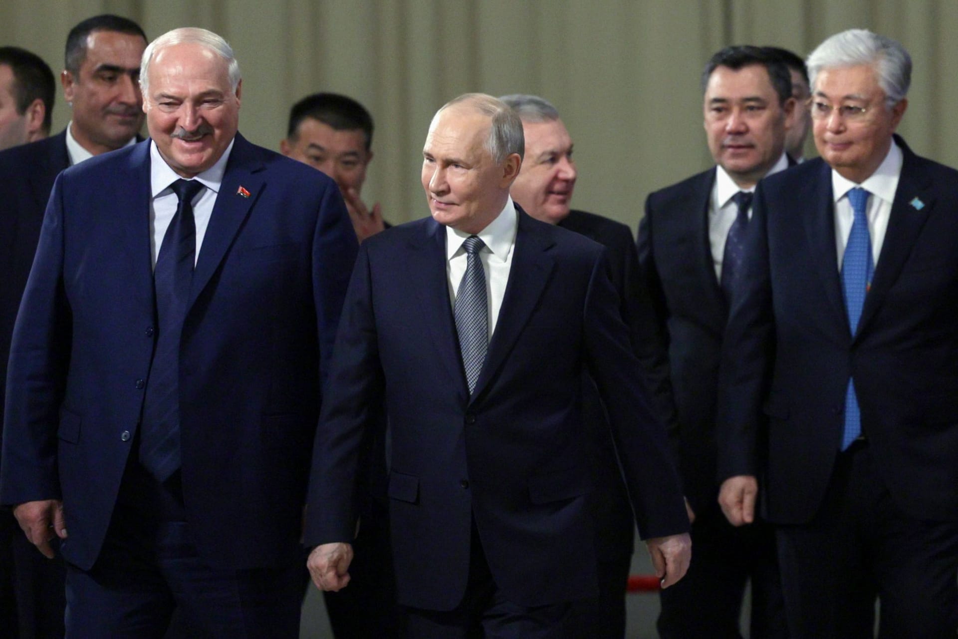 Der belarussische Präsident Alexander Lukaschenko (l), der russische Präsident Wladimir Putin (M), und andere Teilnehmer des Treffens bei Petersburg.