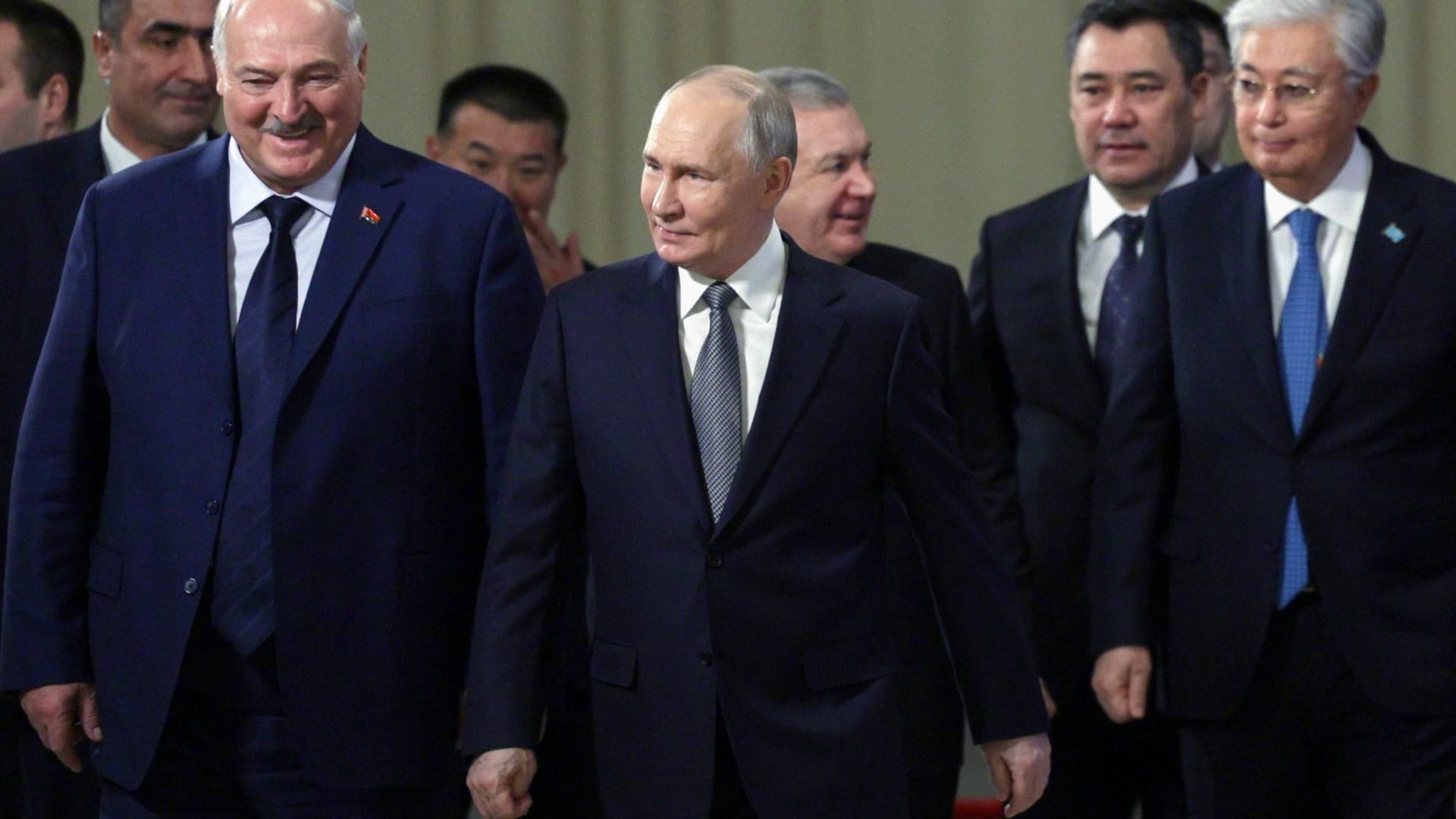 Der belarussische Präsident Alexander Lukaschenko (l), der russische Präsident Wladimir Putin (M), und andere Teilnehmer des Treffens bei Petersburg.