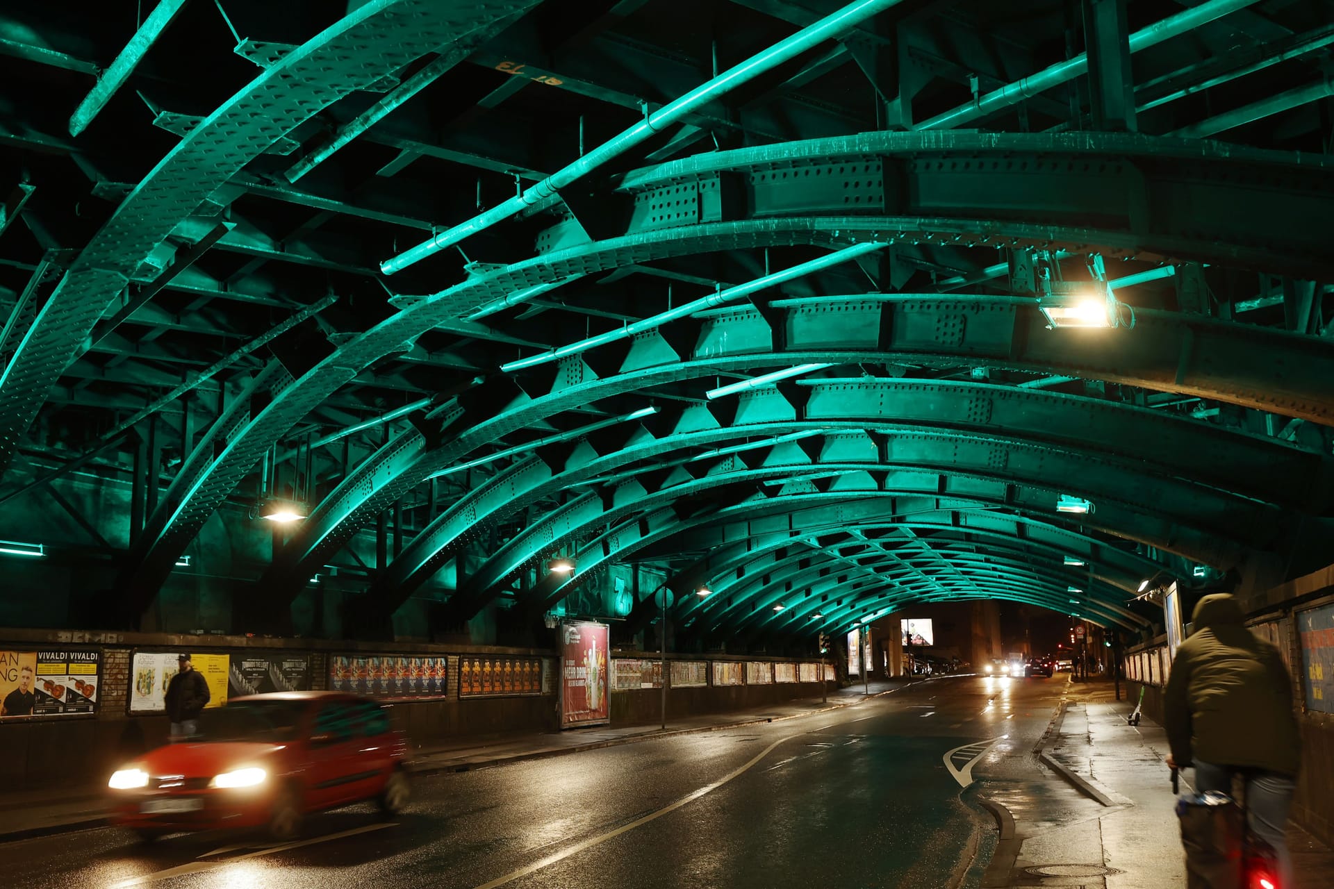 Die Bahnbrücke an der Bergisch Gladbacher Straße in Köln-Mülheim: Seit Kurzem ist sie mit mehreren Tausend Lichtern ausgestattet.