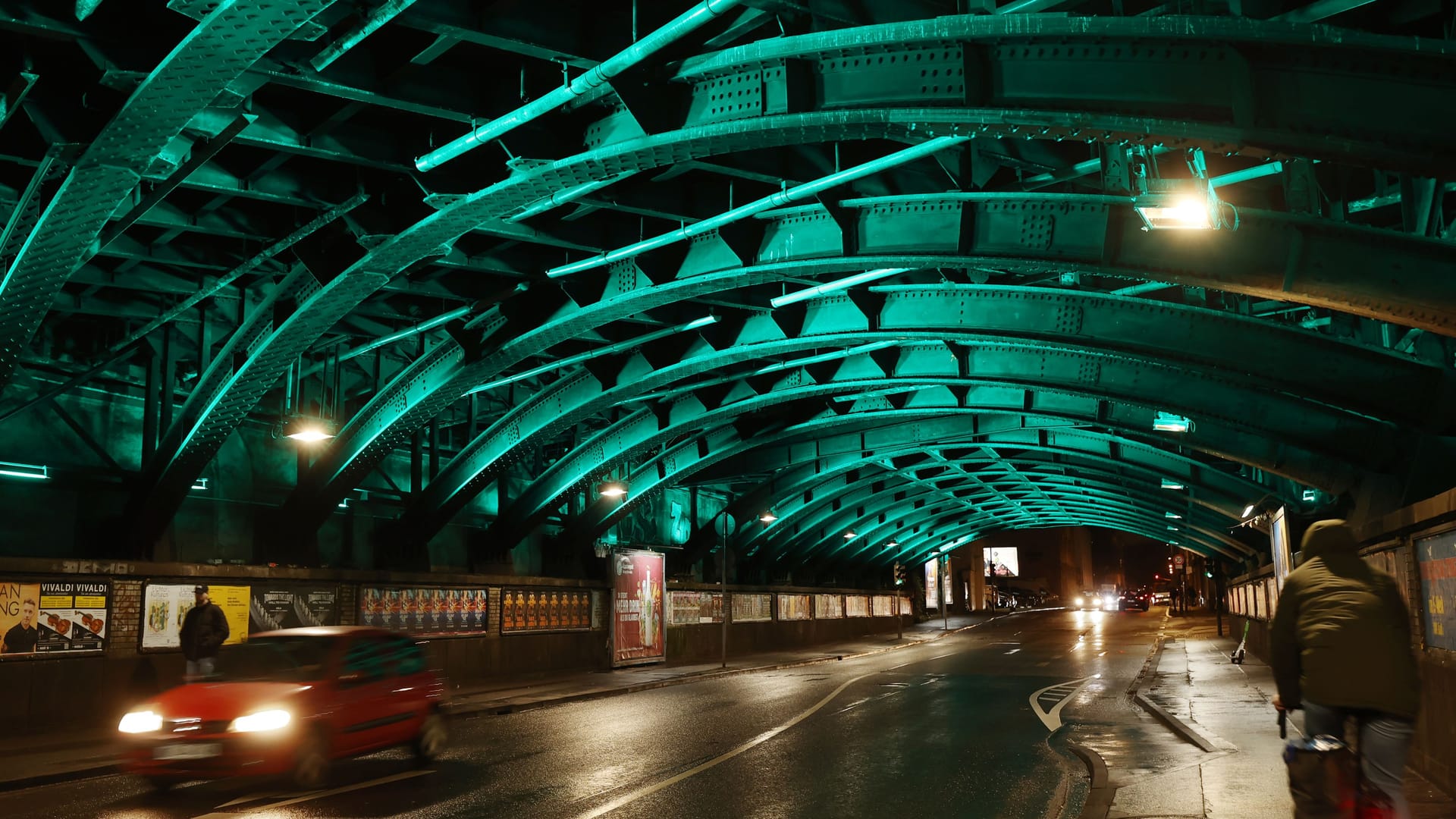 Die Bahnbrücke an der Bergisch Gladbacher Straße in Köln-Mülheim: Seit Kurzem ist sie mit mehreren Tausend Lichtern ausgestattet.