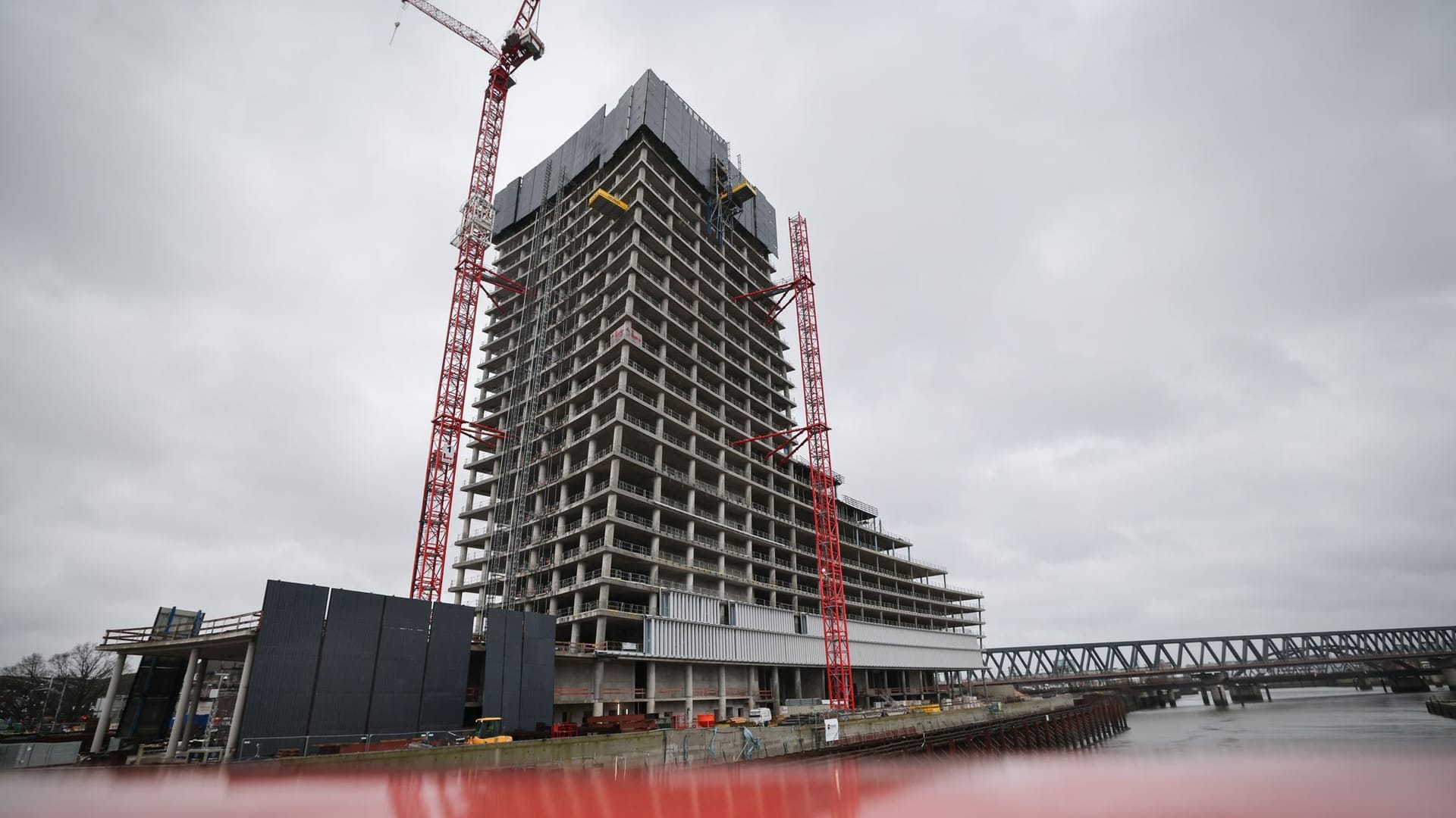 Die stillgelegte Baustelle des Elbtower in der Hafencity. (zu dpa: «Tschentscher offen für Naturkundemuseum im Elbtower»)