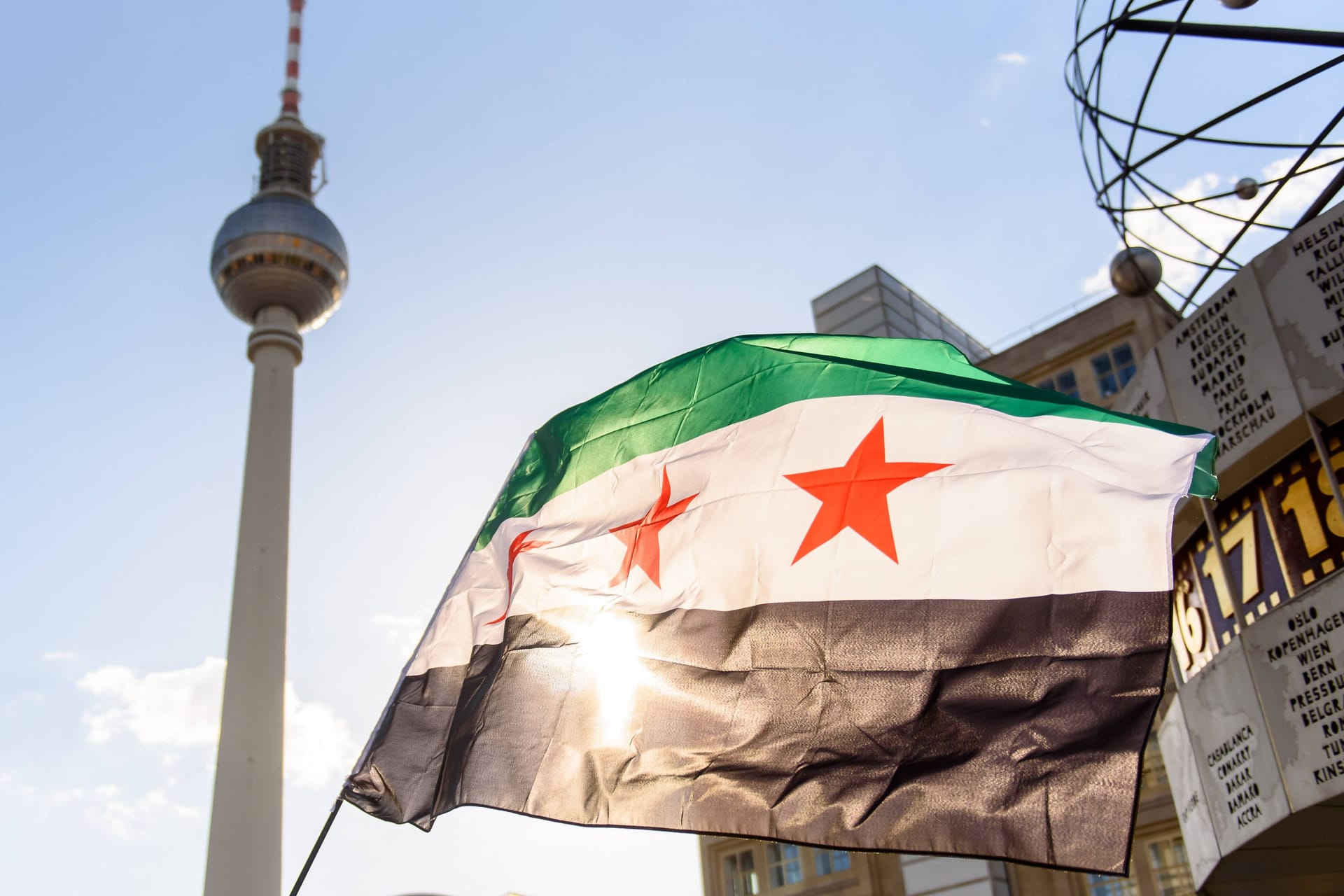 Eine Syrien-Flagge in Berlin (Archivbild): In der Hauptstadt wurde der Sturz Assads gefeiert.