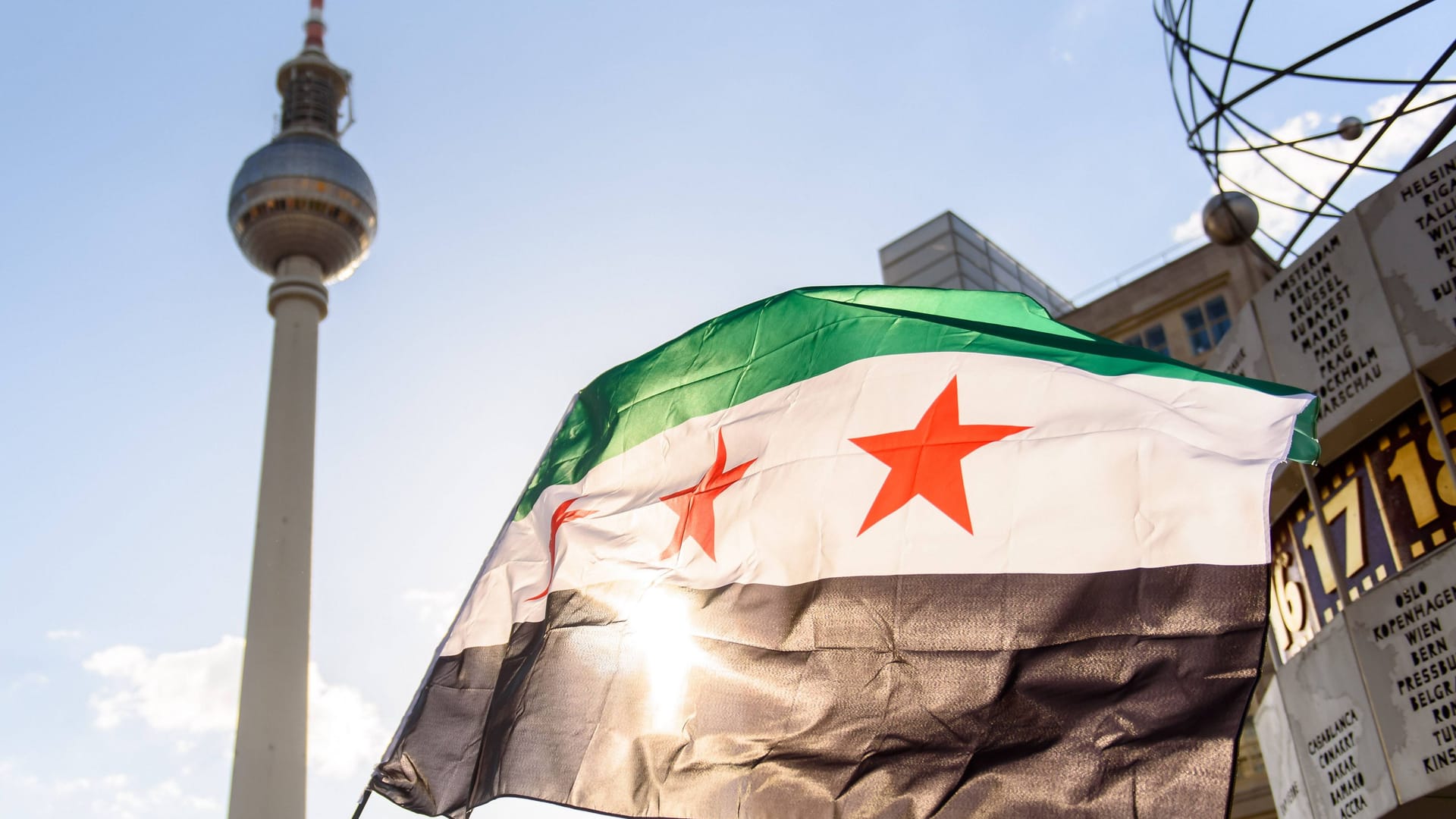 Eine Syrien-Flagge in Berlin (Archivbild): In der Hauptstadt wurde der Sturz Assads gefeiert.