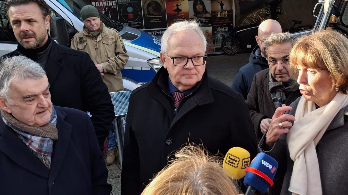 Innenminister Herbert Reul (links), Polizeipräsident Johannes Hermanns (Mitte) und Kölns Oberbürgermeisterin Henriette Reker (rechts).