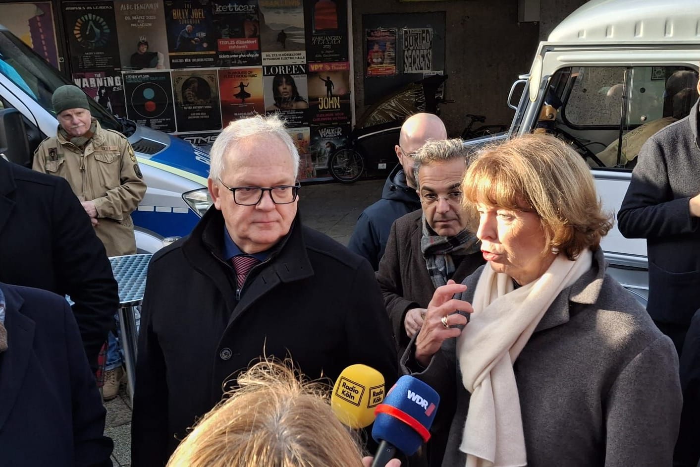 Innenminister Herbert Reul (links), Polizeipräsident Johannes Hermanns (Mitte) und Kölns Oberbürgermeisterin Henriette Reker (rechts).