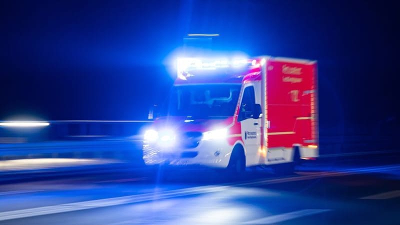 Ein Rettungswagen fährt mit Blaulicht zu einem Einsatz. Drei Menschen sind bei einem Zusammenstoß von zwei Autos westlich von Ludwigsburg verletzt worden. (zu dpa: «Tödlicher Unfall auf A2: Auto gerät unter Lkw»)