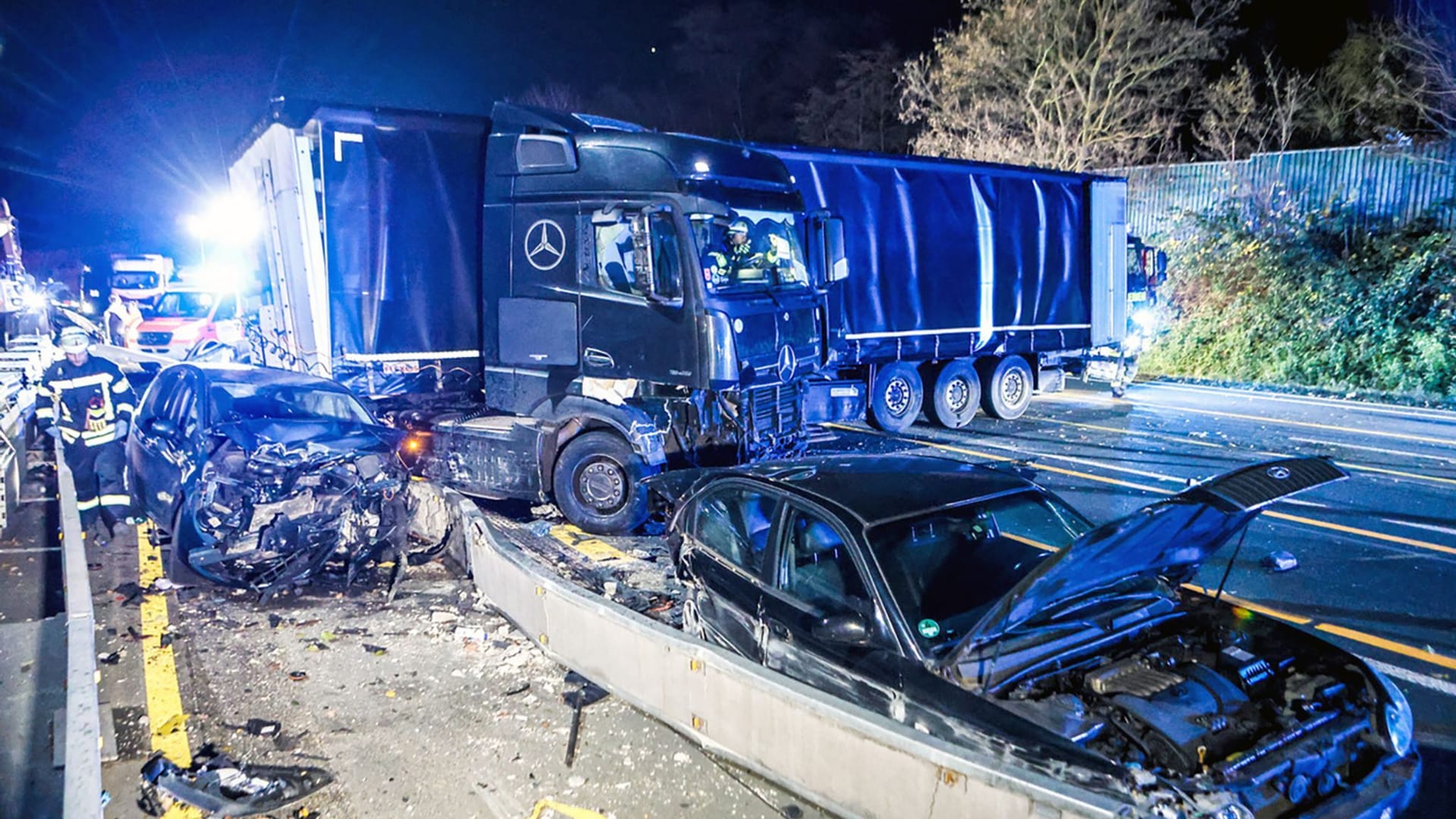 Lastwagen verursacht mehrere Unfälle in Nordrhein-Westfalen