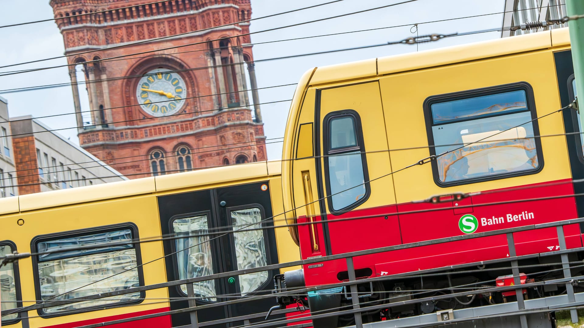 imago images 0492685122Berliner S-Bahn am Alexanderplatz (Archivbild): Die Umstellung des 29-Euro-Tickets auf das Deutschlandticket belastet den Haushalt der Bundeshauptstadt zusätzlich mit rund 60 Millionen Euro.