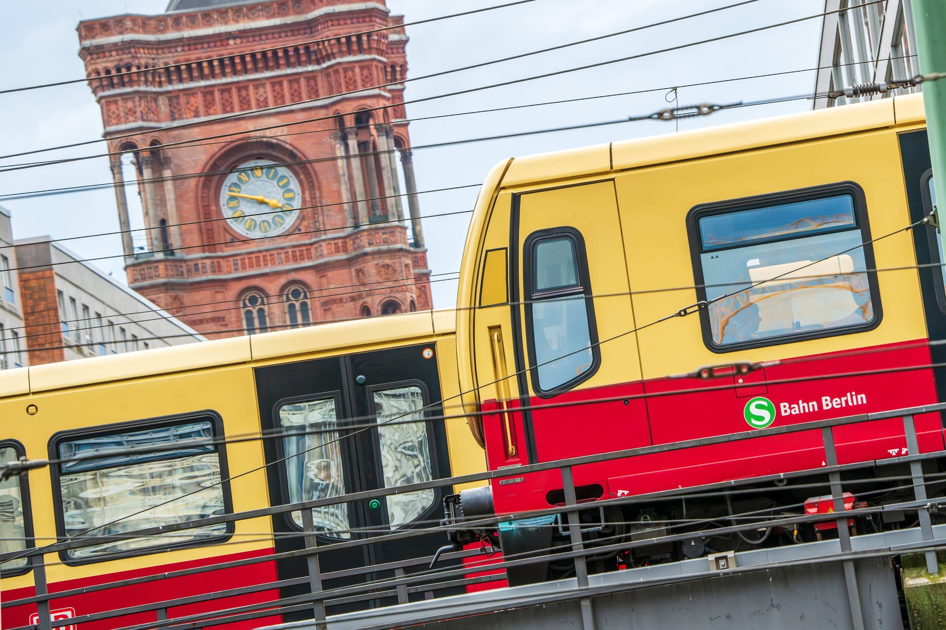 imago images 0492685122Berliner S-Bahn am Alexanderplatz (Archivbild): Die Umstellung des 29-Euro-Tickets auf das Deutschlandticket belastet den Haushalt der Bundeshauptstadt zusätzlich mit rund 60 Millionen Euro.