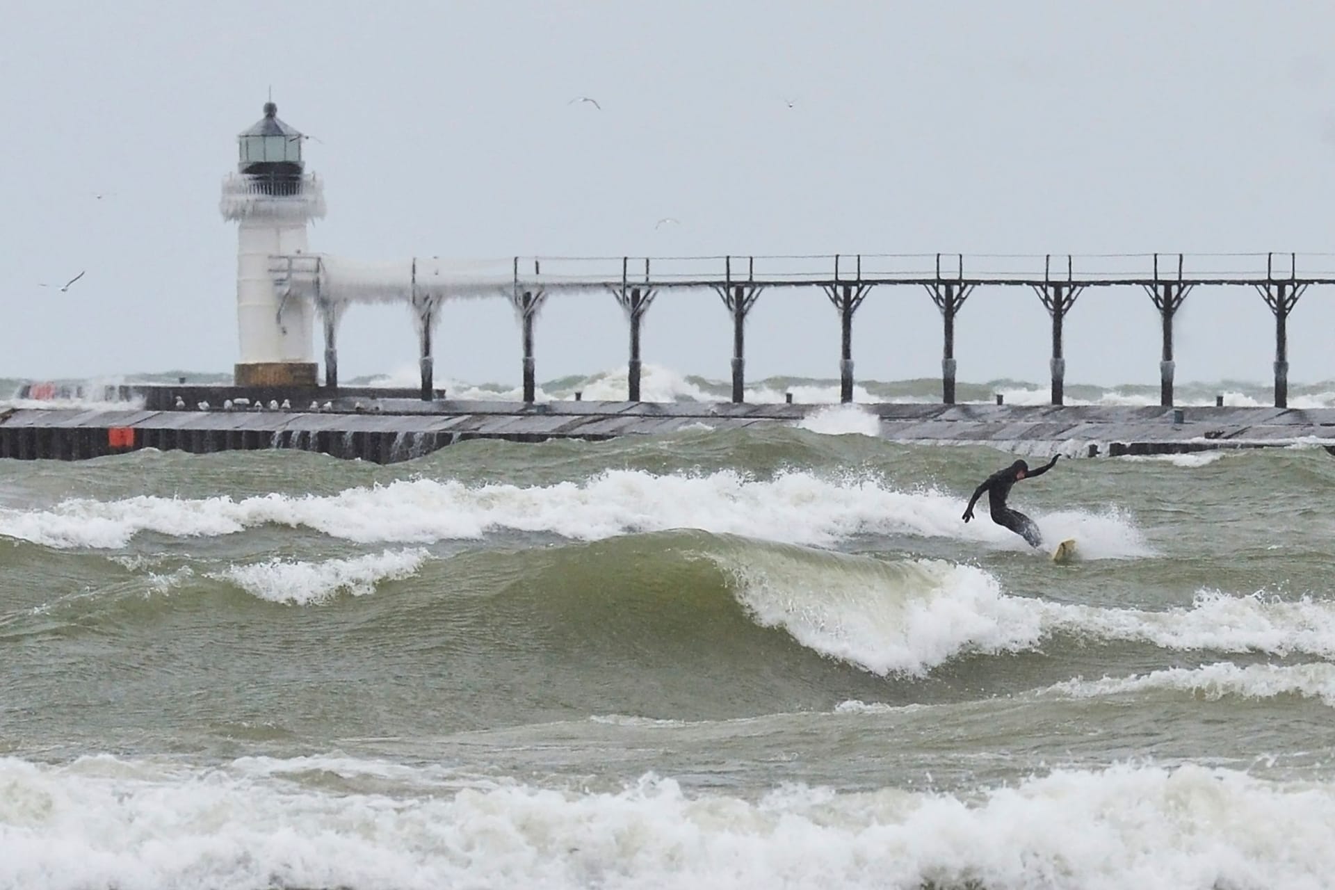 Surfer auf einem See (Symbolfoto): Böen peitschen laut Deutschem Wetterdienst mit bis zu 95 km/h über das Land.