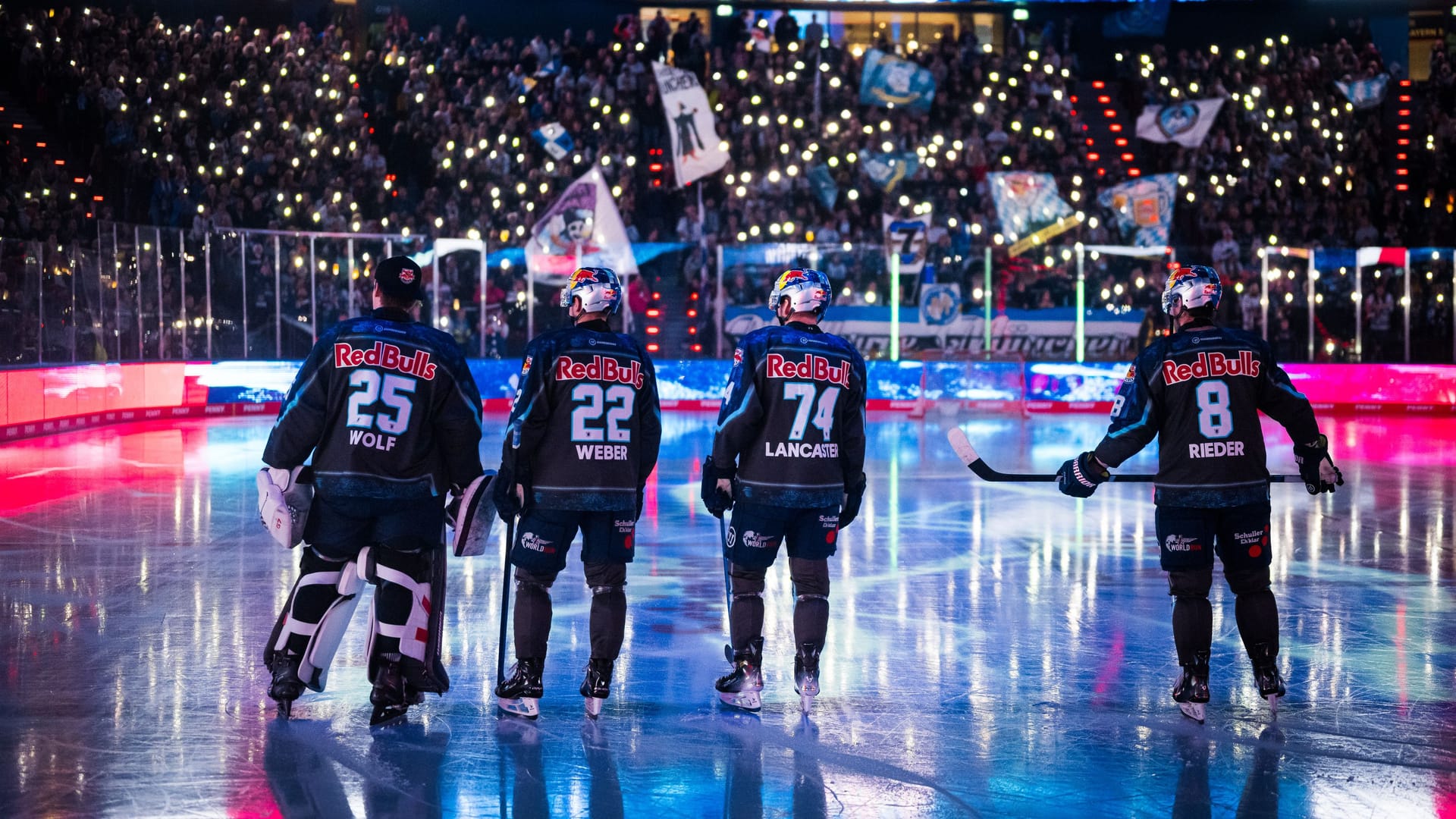 Simon Wolf, Jakob Weber, Les Lancaster und Tobias Rieder (v.l.) von Red Bull München auf dem Eis im SAP Garden: Auch die Spieler beteiligen sich an dem Themenspieltag.