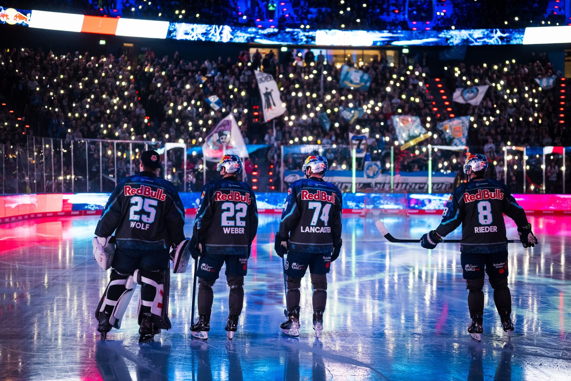 Simon Wolf, Jakob Weber, Les Lancaster und Tobias Rieder (v.l.) von Red Bull München auf dem Eis im SAP Garden: Auch die Spieler beteiligen sich an dem Themenspieltag.