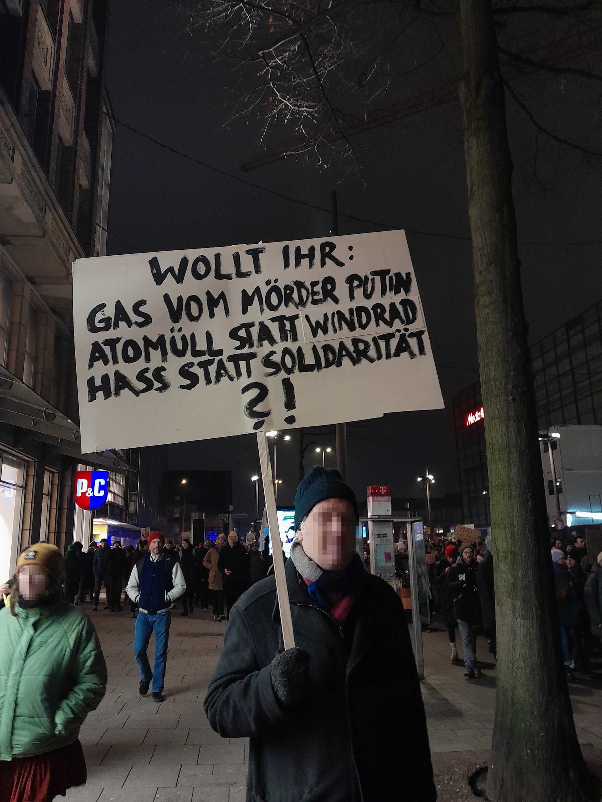 Ein Demonstrant mit Plakat auf der Mönckebergstraße