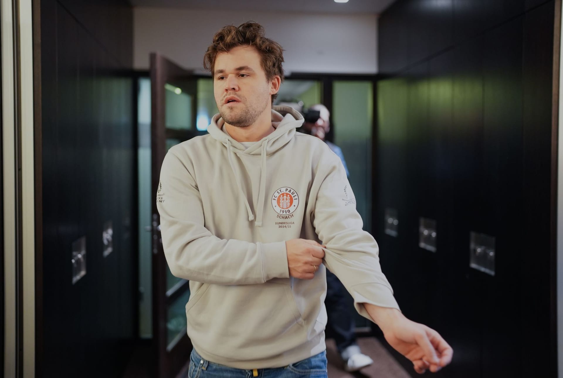 Stilecht im St. Pauli-Pullover: Magnus Carlsen vor seinen Schachpartien in Hamburg am Wochenende.