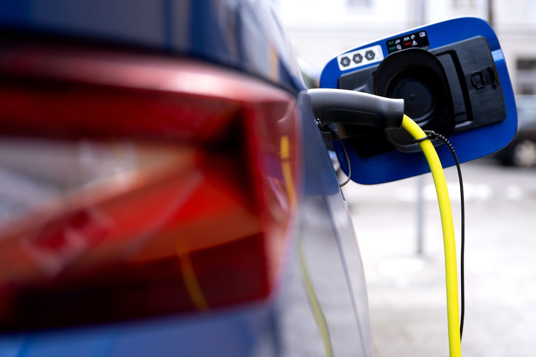 Elektroauto an Ladesäulen