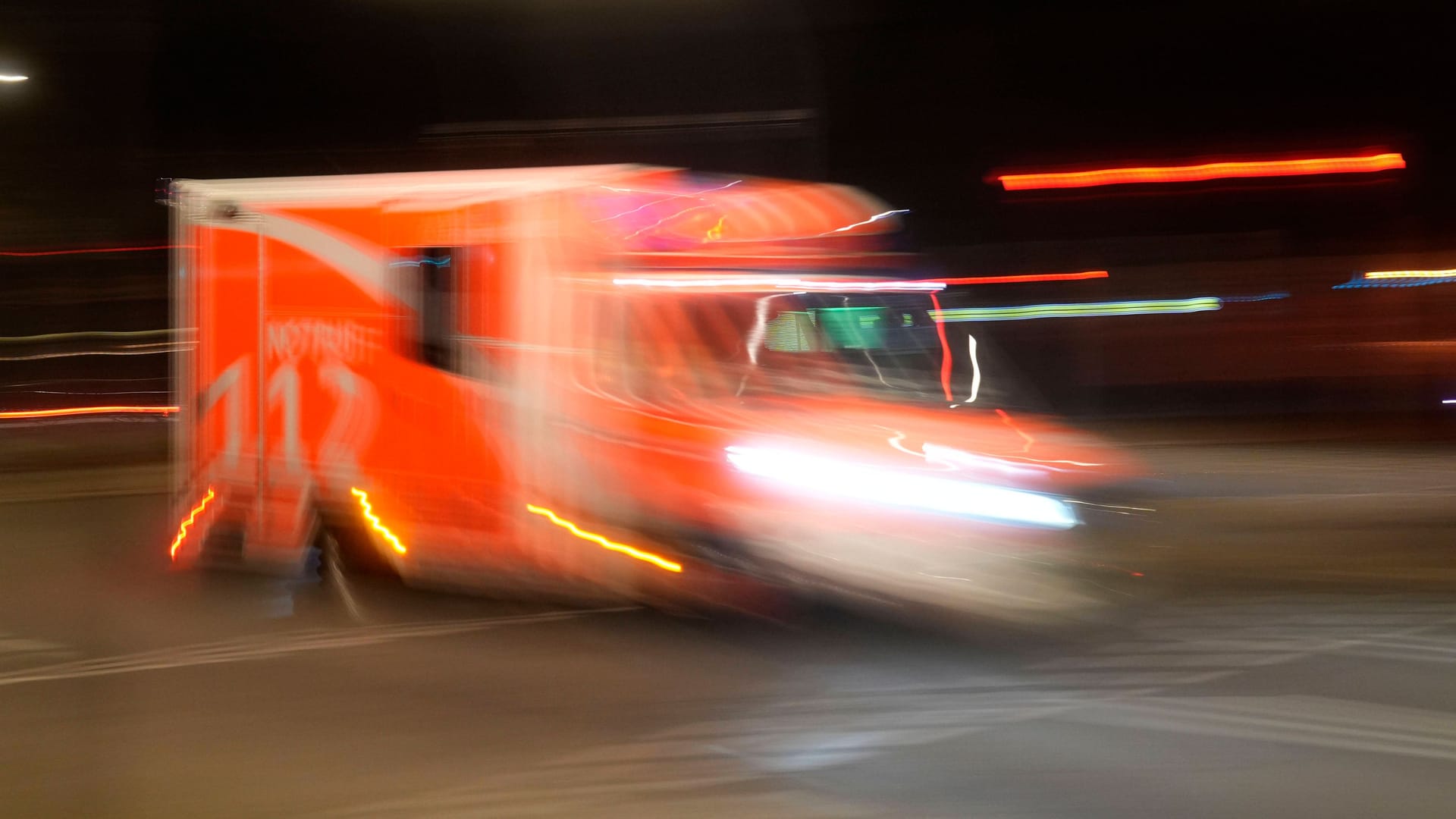 Rettungswagen in Berlin (Archivbild): In einem Imbiss kam es zu einer Schlägerei.