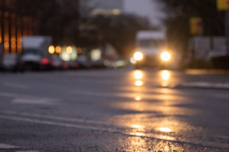 ARCHIV - 12.01.2024, Berlin: Ein Auto fährt am Morgen über eine vereiste Straße im Bezirk Charlottenburg. (zu dpa: «Glätte und Regen am Donnerstag»)