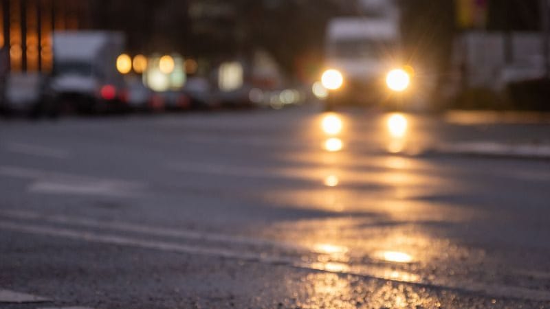 ARCHIV - 12.01.2024, Berlin: Ein Auto fährt am Morgen über eine vereiste Straße im Bezirk Charlottenburg. (zu dpa: «Glätte und Regen am Donnerstag»)