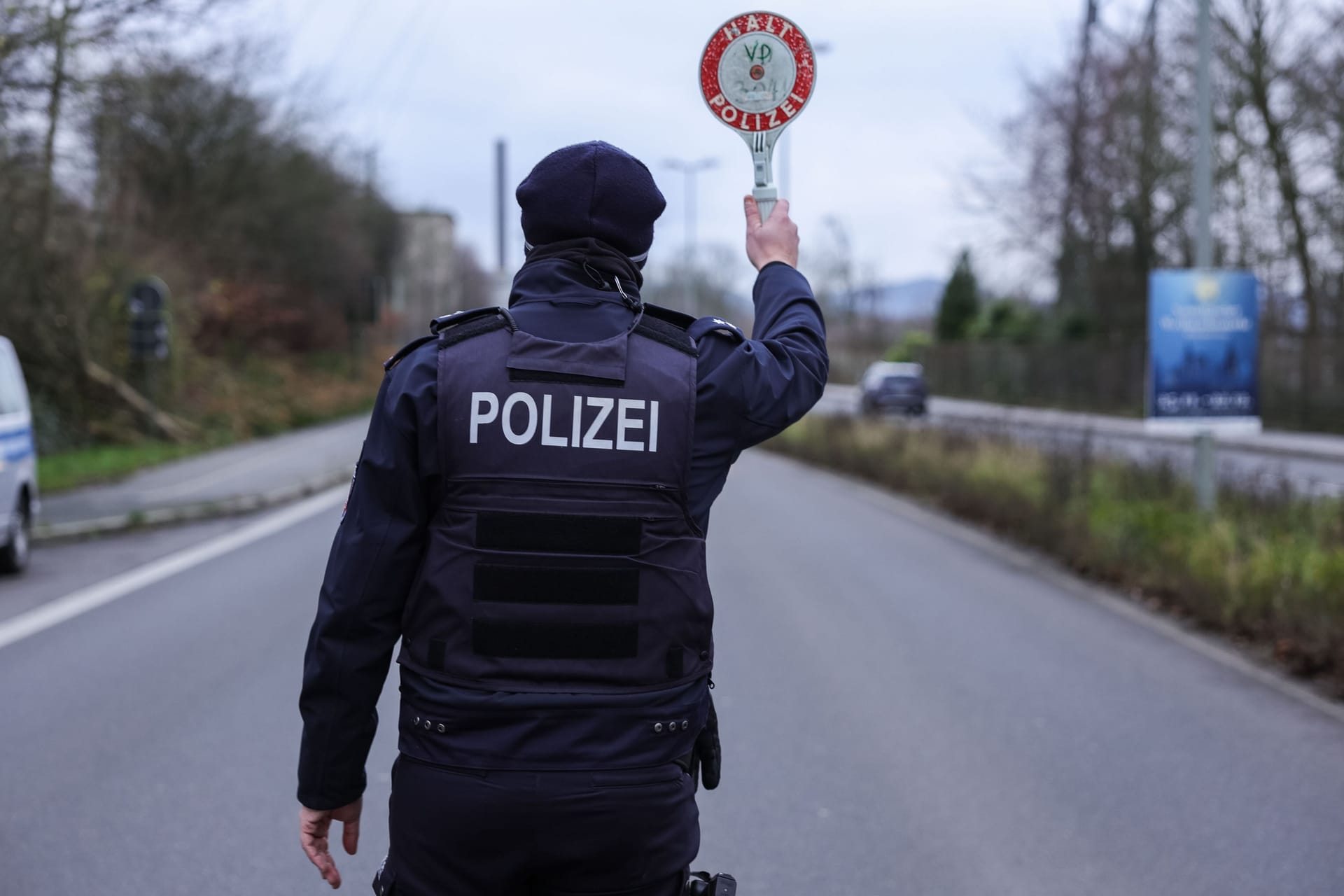 Polizeikontrolle (Symbolbild): Den Verdächtigen wird vorgeworfen, einen 32 Jahre alten Beamten totgefahren zu haben.