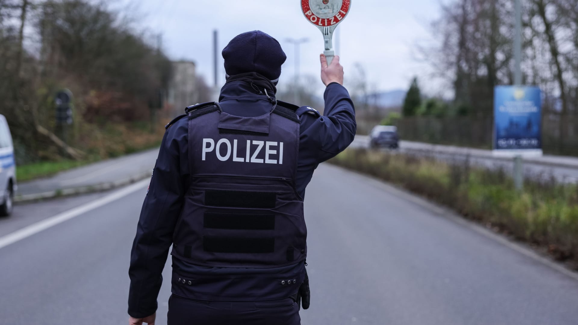 Polizeikontrolle (Symbolbild): Den Verdächtigen wird vorgeworfen, einen 32 Jahre alten Beamten totgefahren zu haben.