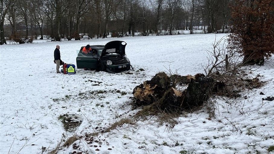 Nachdem das Auto mit einem Baumstumpf kollidiert war, überschlug es sich: Fahrer und Beifahrerin kommen ins Krankenhaus