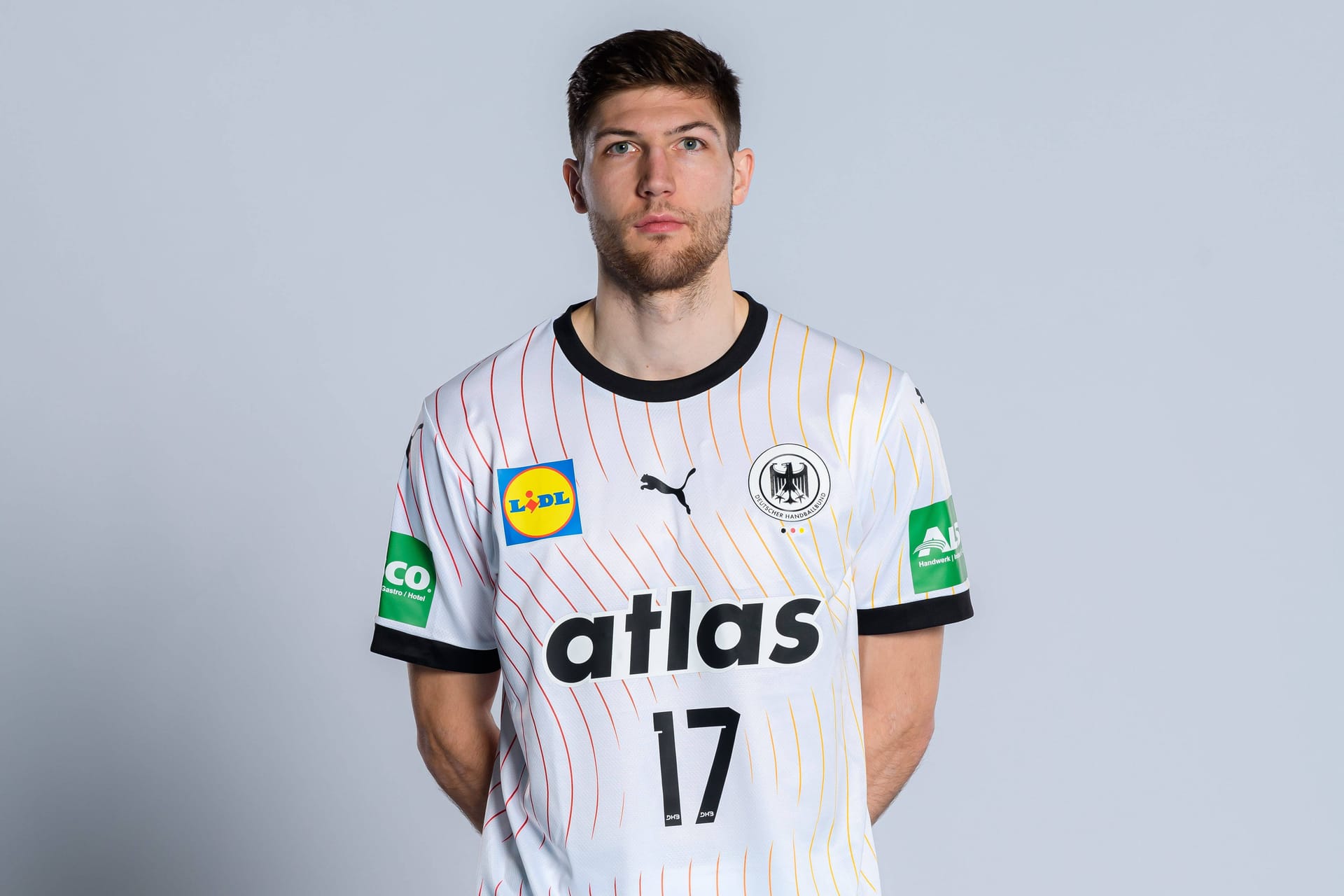 Lukas Zerbe (Rechtsaußen, THW Kiel): Wurde bei der Weltmeisterschaft 2023 und der Europameisterschaft 2024 jeweils nur für den DHB-Kader nachnominiert. Darf sich nun von Beginn an über einen Kaderplatz freuen. Er ist der Enkel von Volker Zerbe, der 2004 Handball-Europameister wurde. Absolviert neben der Profilaufbahn ein Studium der Betriebswirtschaftslehre.