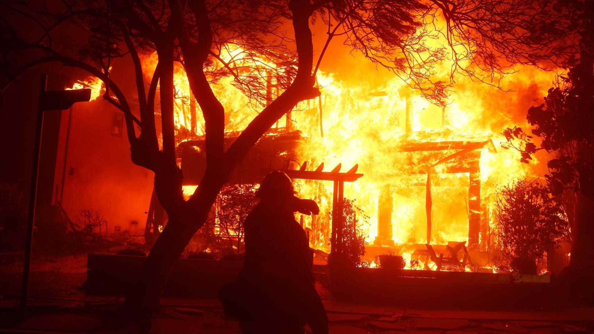 Ein Feuerwehrmann kämpft gegen die Flammen in Los Angeles: Das Feuer breitet sich immer weiter aus.