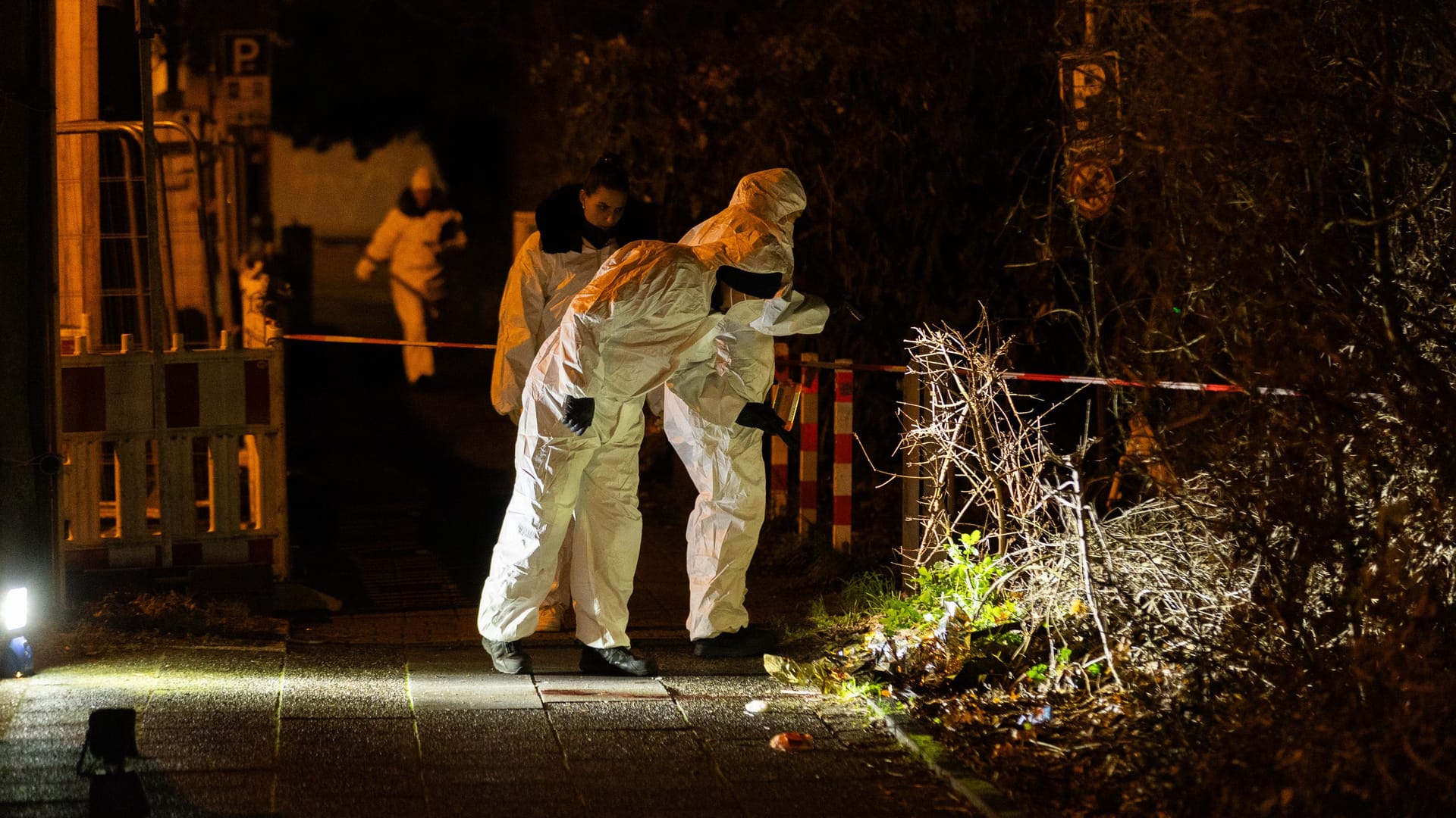 Die Spurensicherung suchte in Duisburg die Umgebung ab.