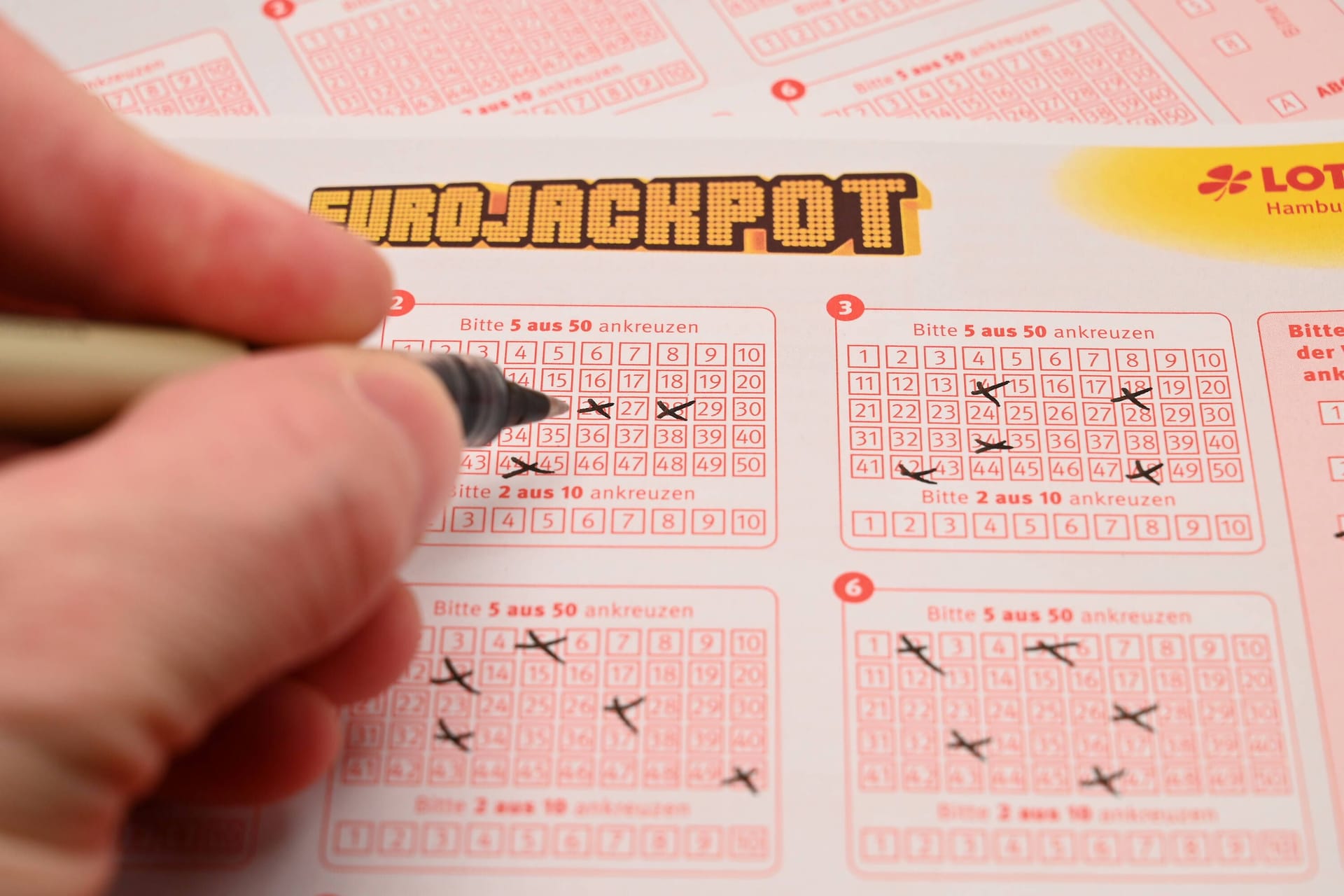 Spieler füllt Eurojackpot-Spielschein aus. (Symbolfoto)