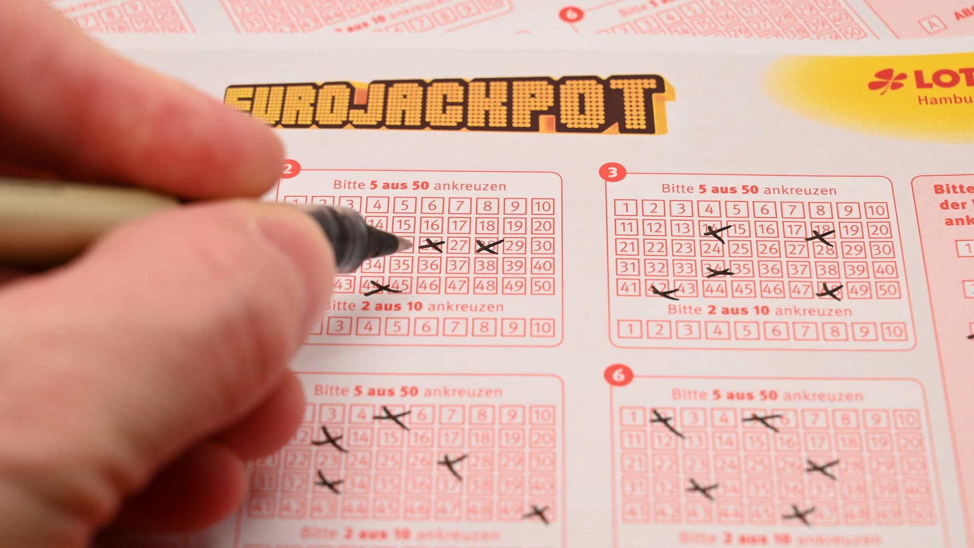 Spieler füllt Eurojackpot-Spielschein aus. (Symbolfoto)