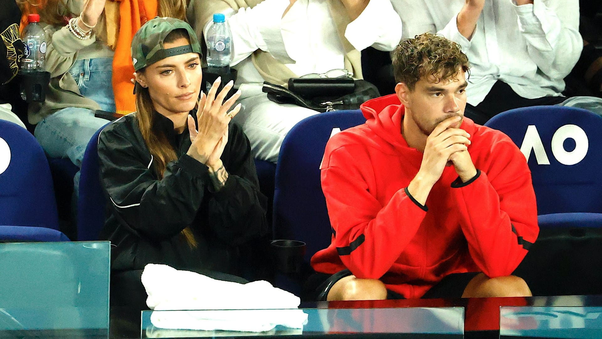 Prominente Partnerin: Sophia Thomalla (l) sitzt auf der Tribüne beim Spiel von Zverev.