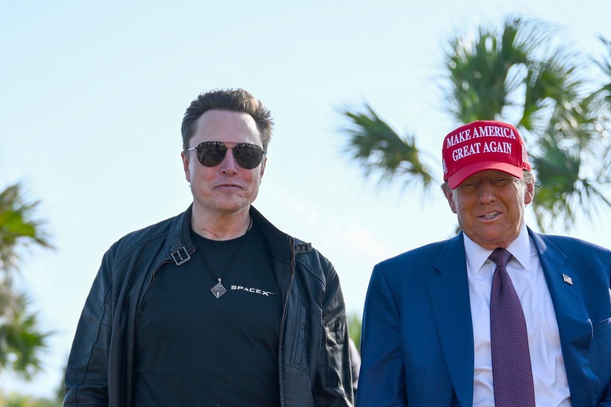 Der designierte US-Präsident Donald Trump geht mit Elon Musk vor dem Start des sechsten Testflugs der SpaceX Starship-Rakete. (Archivfoto)