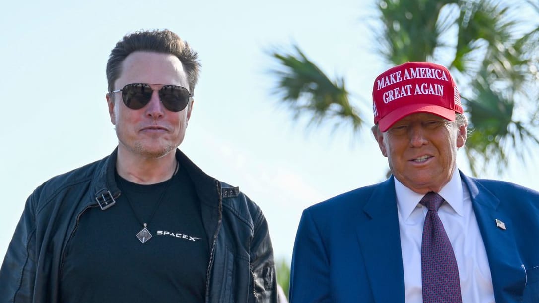 Der designierte US-Präsident Donald Trump geht mit Elon Musk vor dem Start des sechsten Testflugs der SpaceX Starship-Rakete. (Archivfoto)