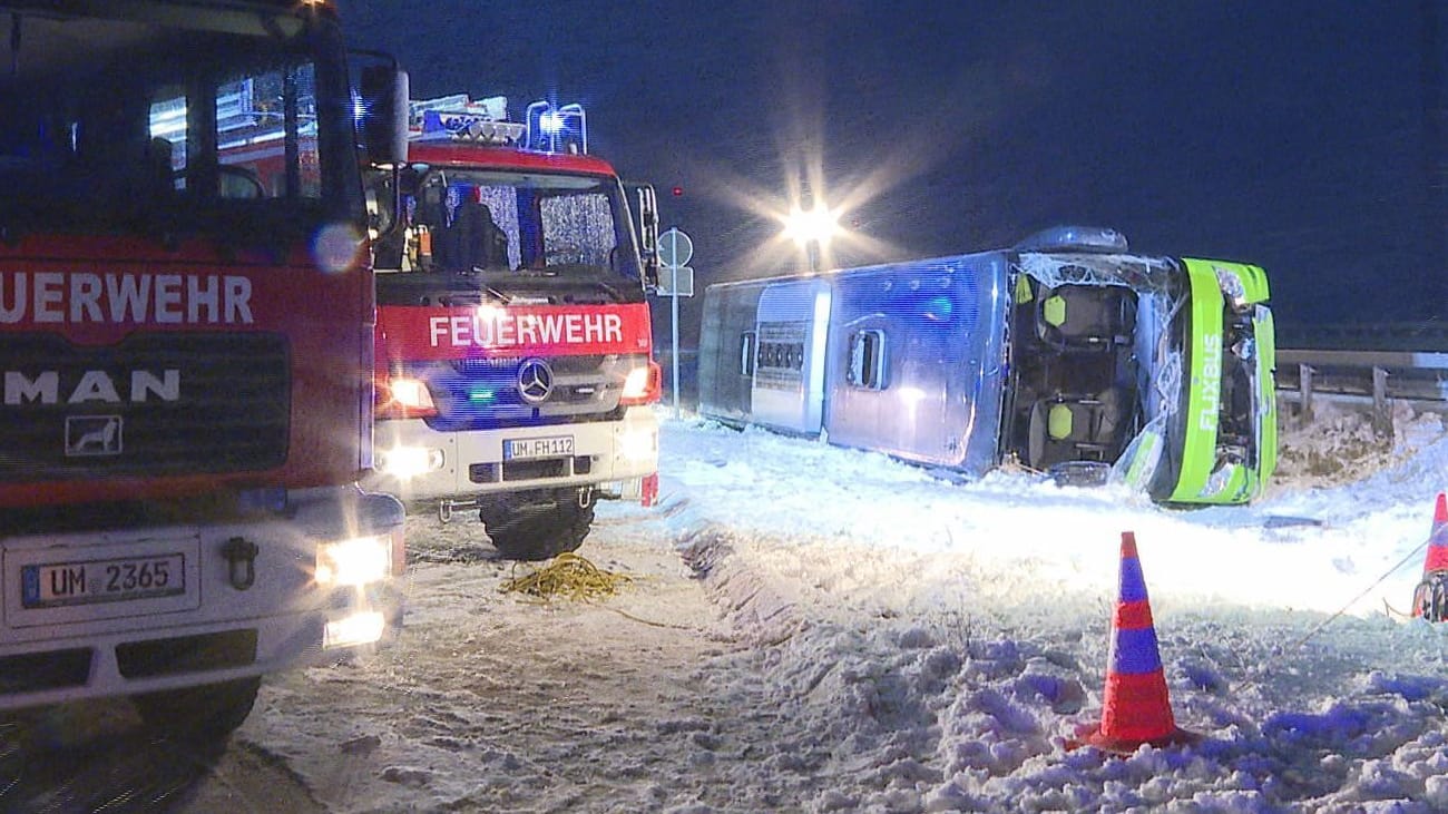 Ein Flixbus liegt auf der Seite: Bei einem Unfall in Brandenburg sind mindestens zwei Personen ums Leben gekommen.