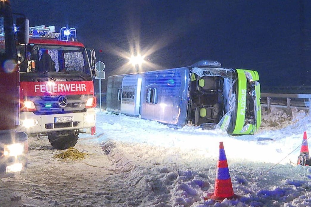 Ein Flixbus liegt auf der Seite: Bei einem Unfall in Brandenburg sind mindestens zwei Personen ums Leben gekommen.